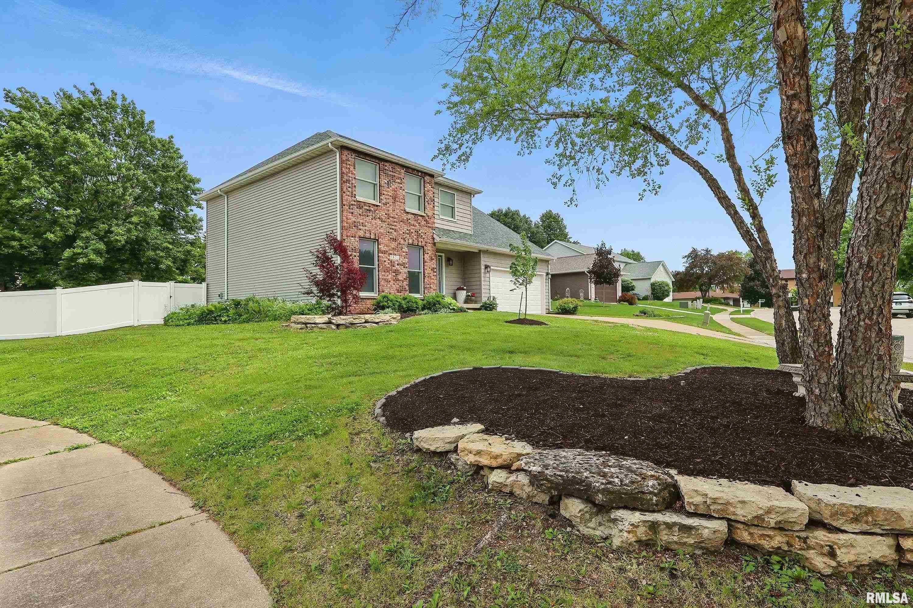 4821 Kynnelworth Drive, Bettendorf, Iowa image 2