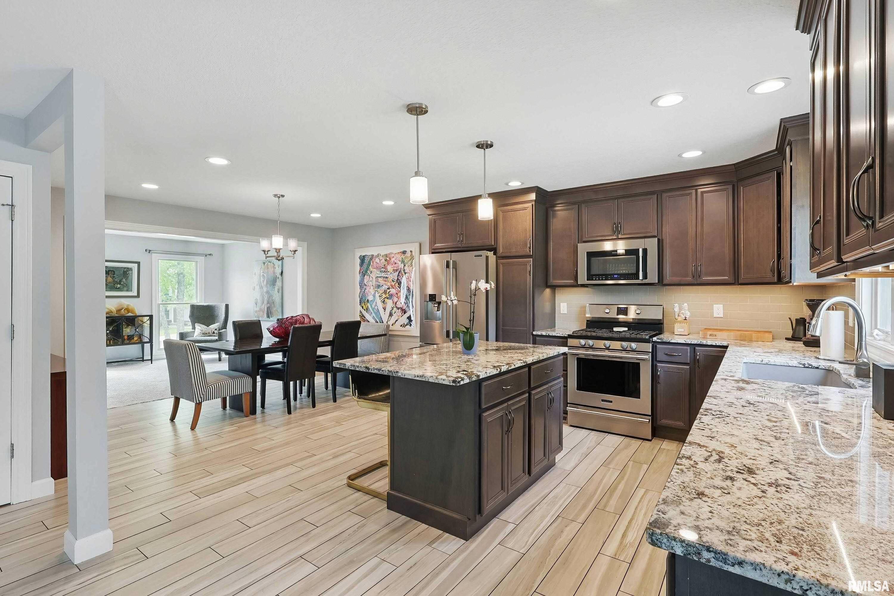 4821 Kynnelworth Drive, Bettendorf, Iowa image 11