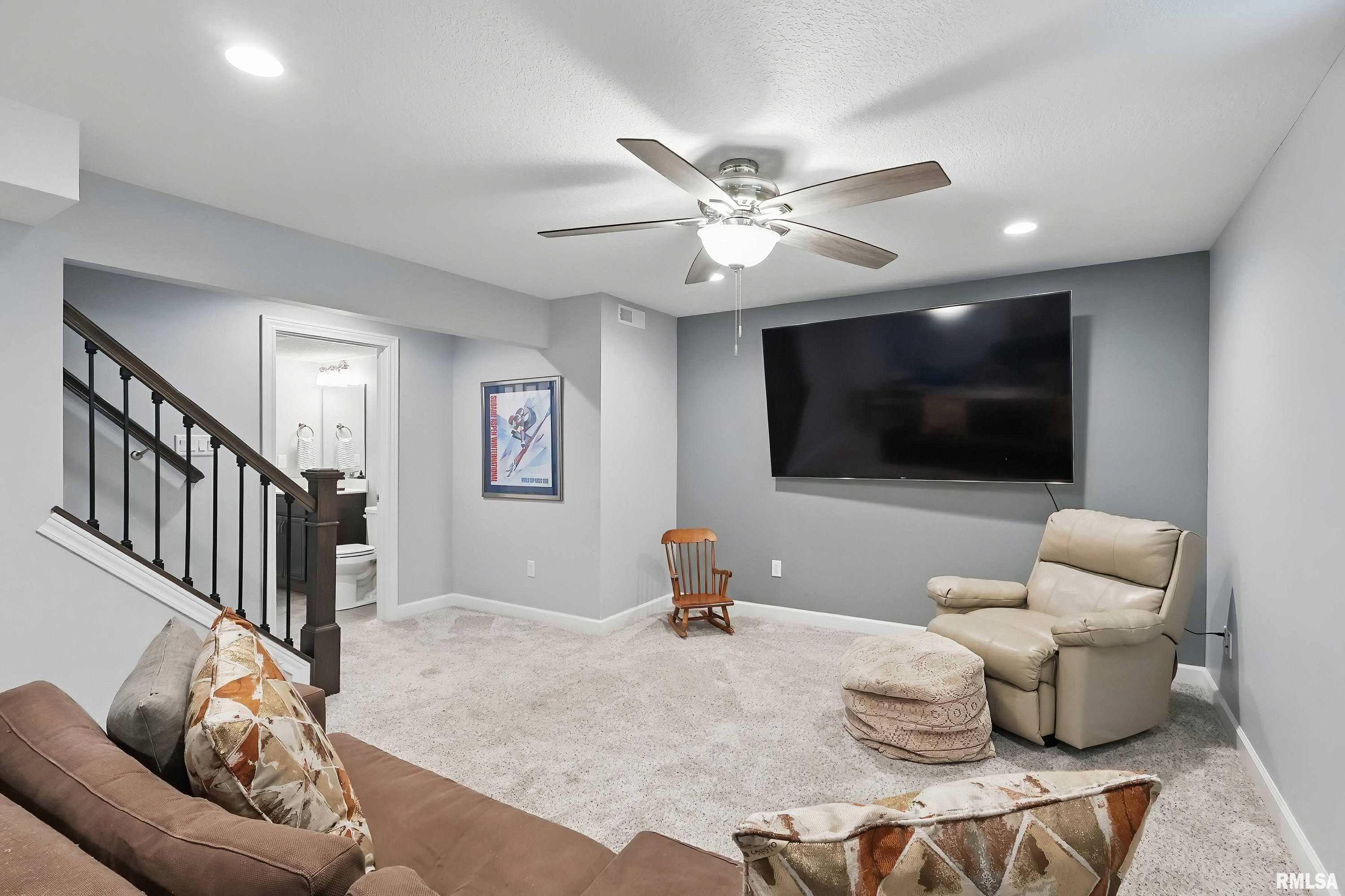 4821 Kynnelworth Drive, Bettendorf, Iowa image 32