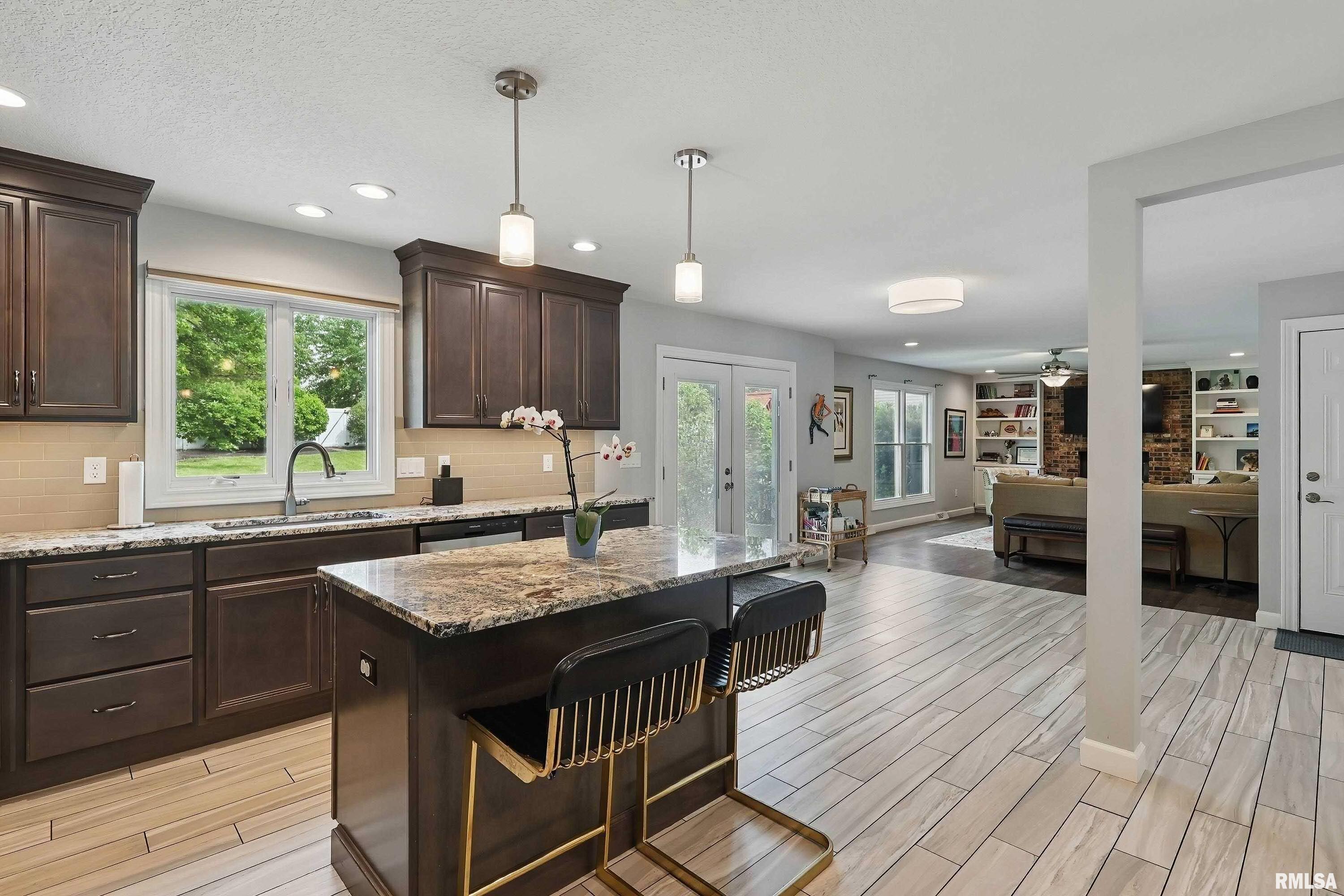 4821 Kynnelworth Drive, Bettendorf, Iowa image 13