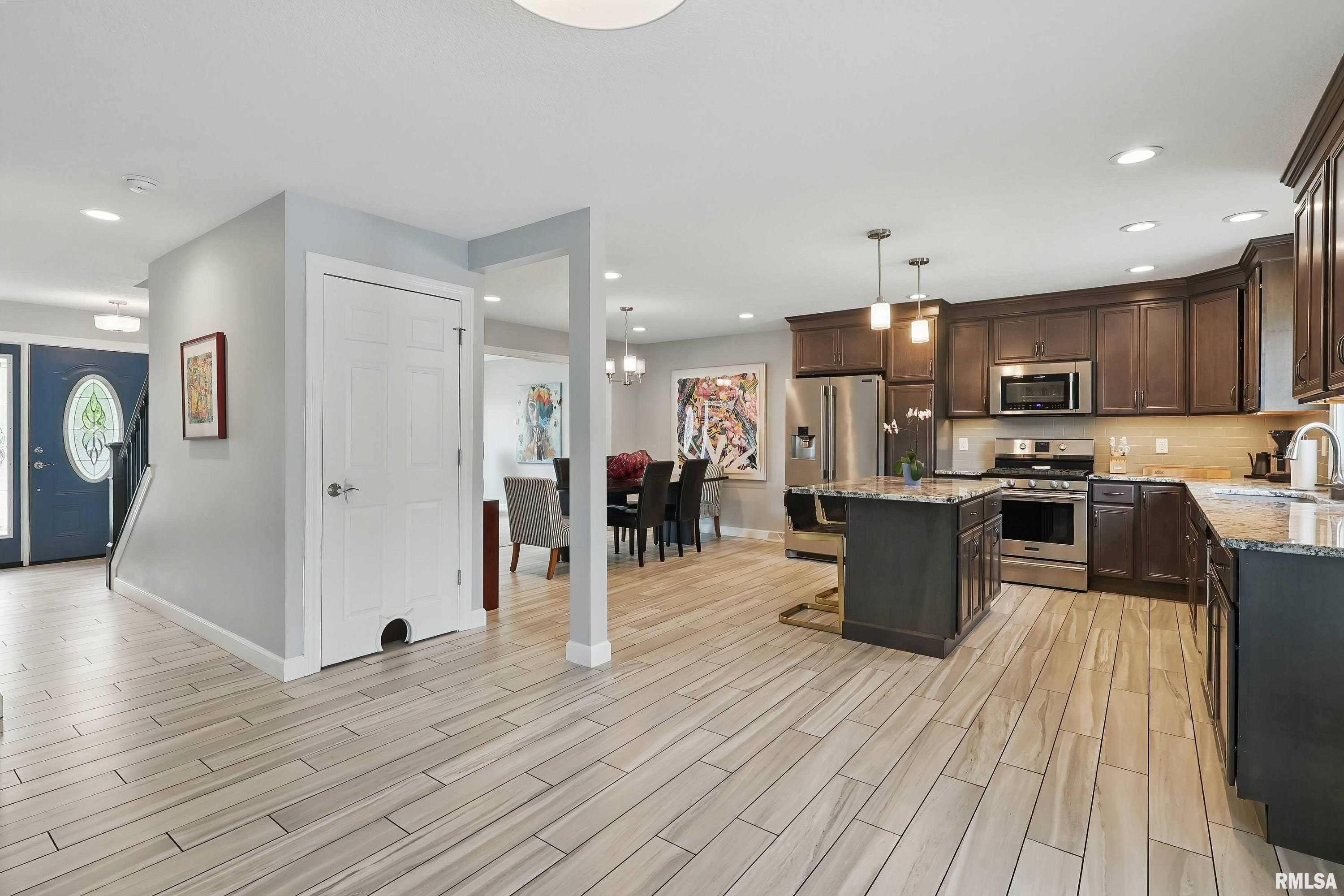 4821 Kynnelworth Drive, Bettendorf, Iowa image 17