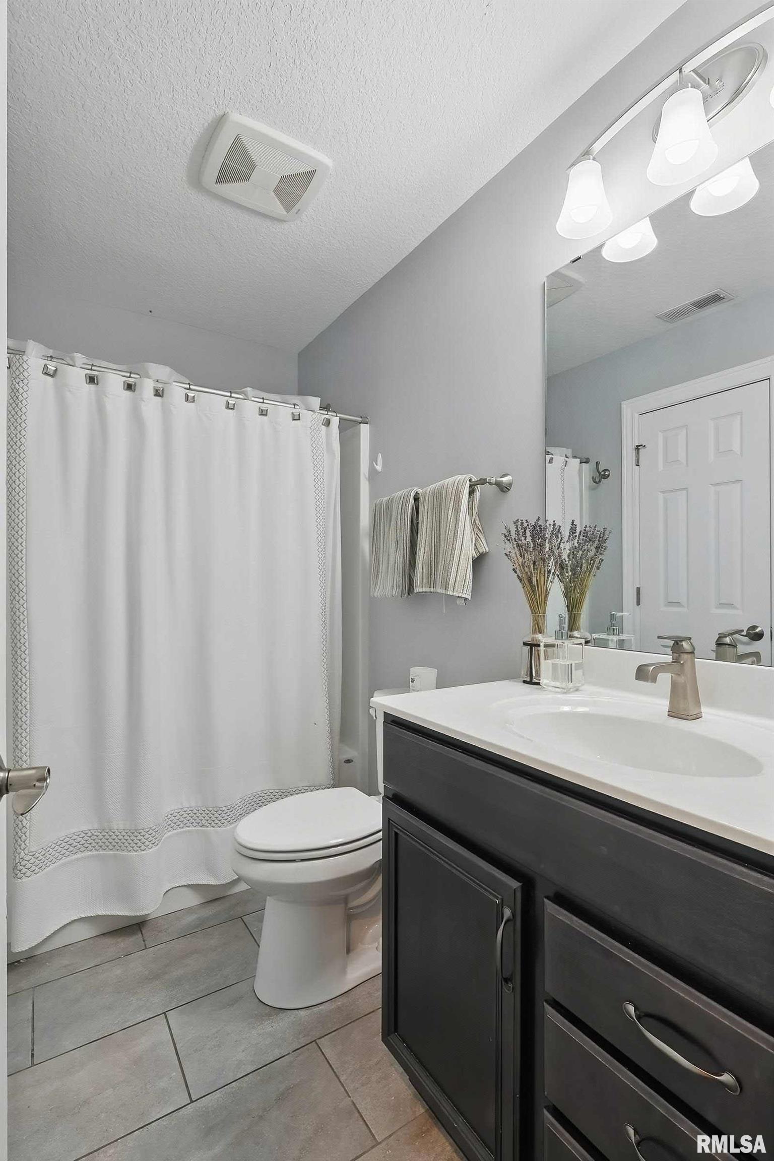 4821 Kynnelworth Drive, Bettendorf, Iowa image 22