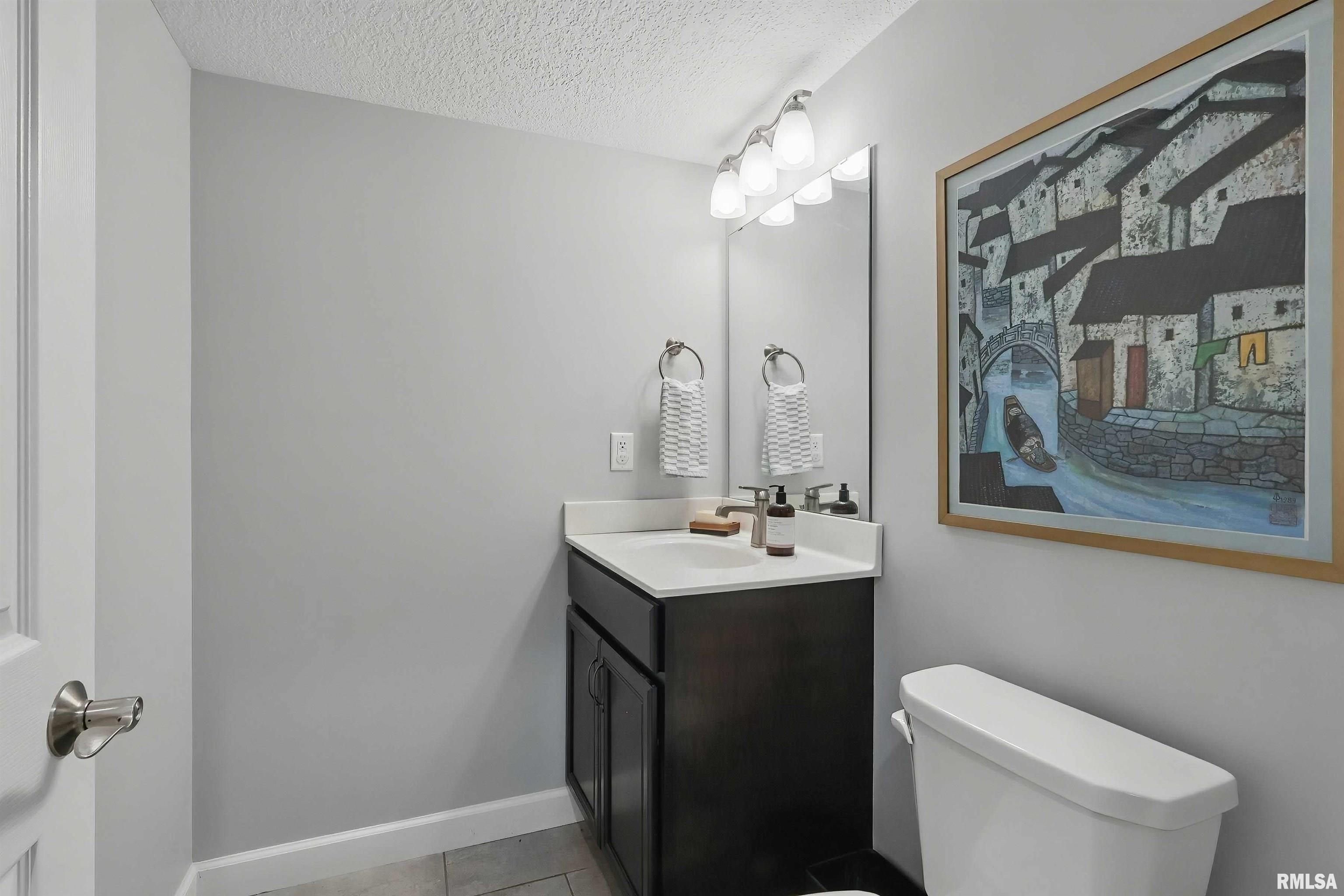 4821 Kynnelworth Drive, Bettendorf, Iowa image 35