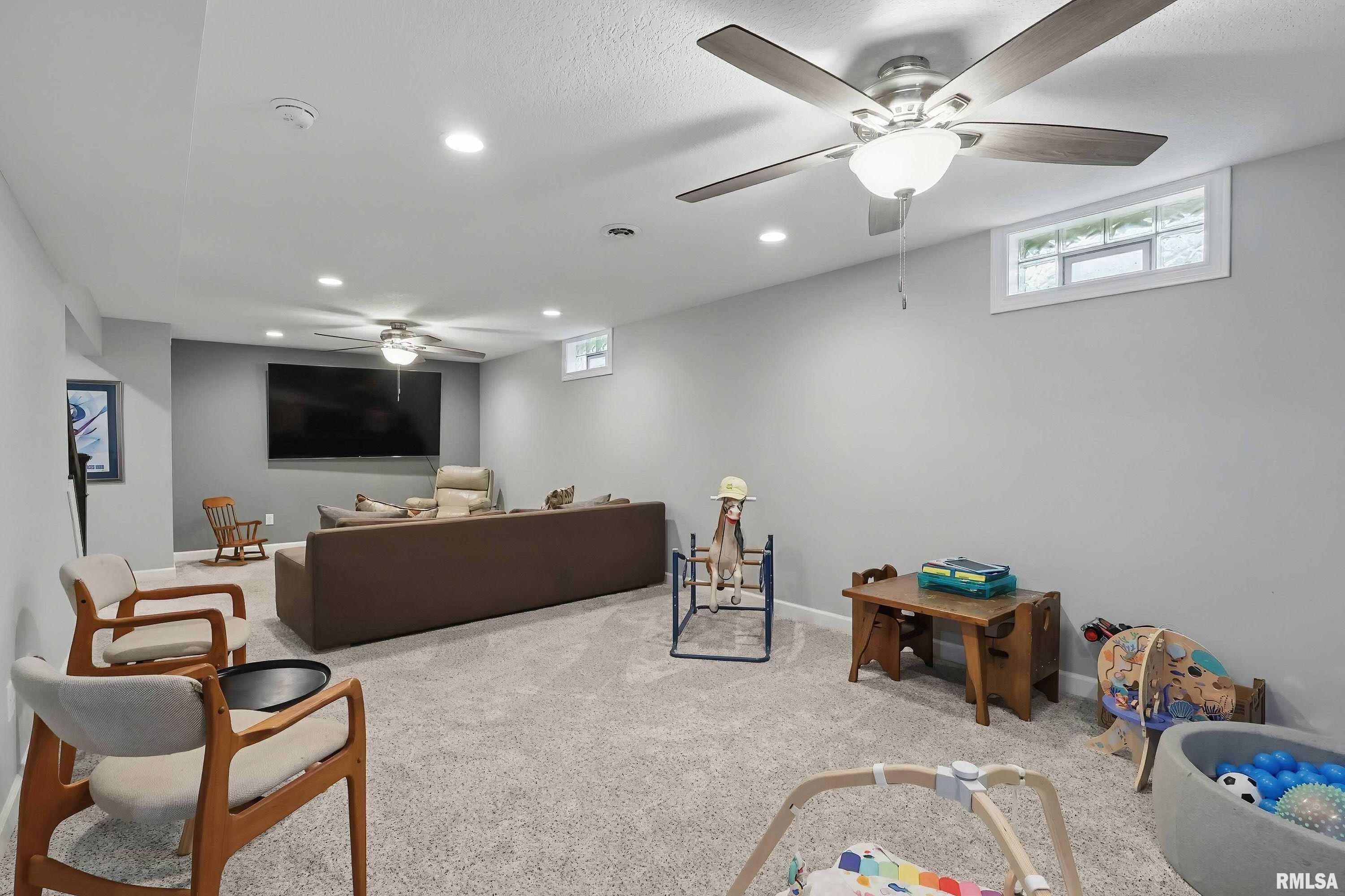 4821 Kynnelworth Drive, Bettendorf, Iowa image 34