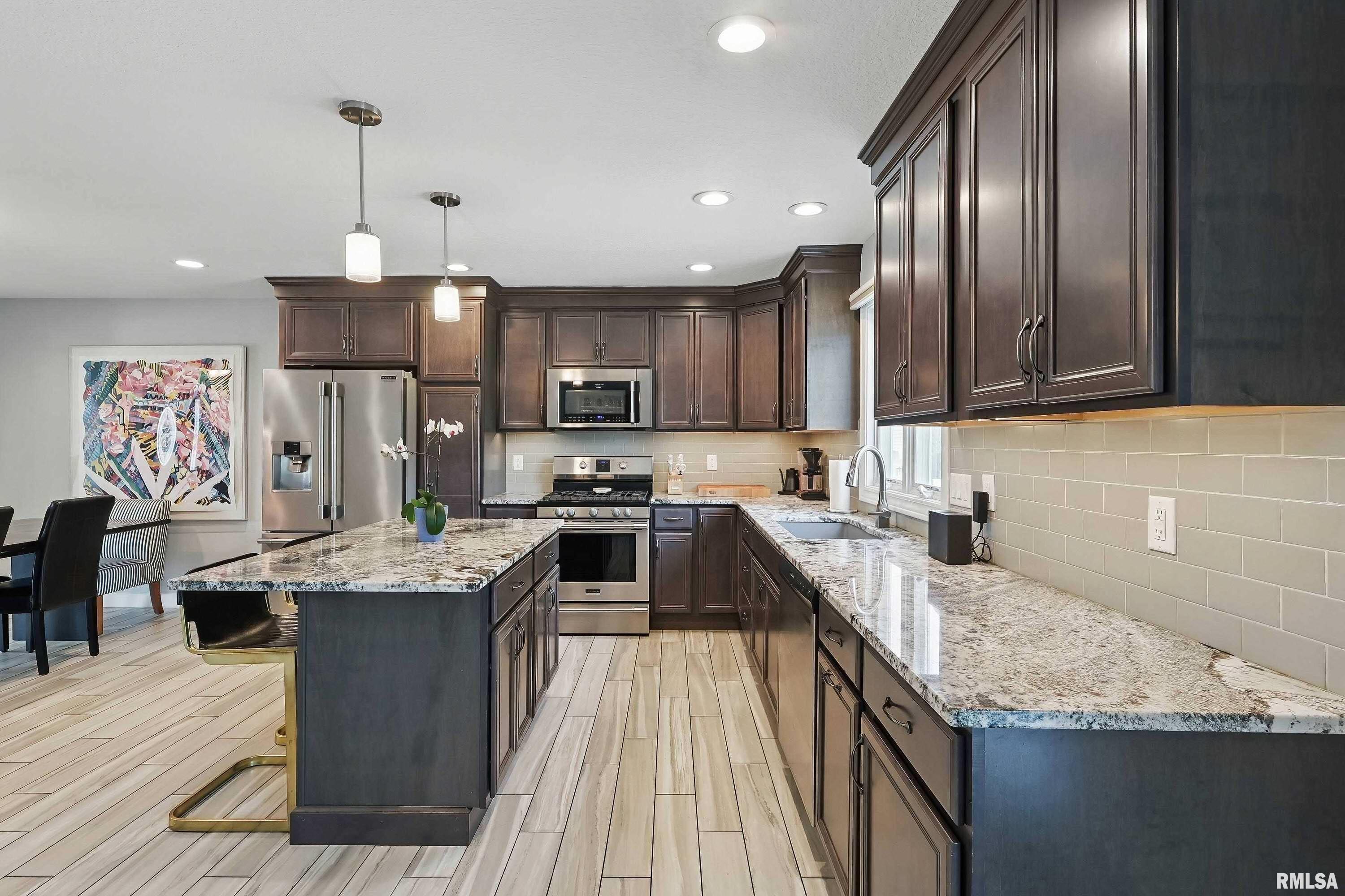 4821 Kynnelworth Drive, Bettendorf, Iowa image 12