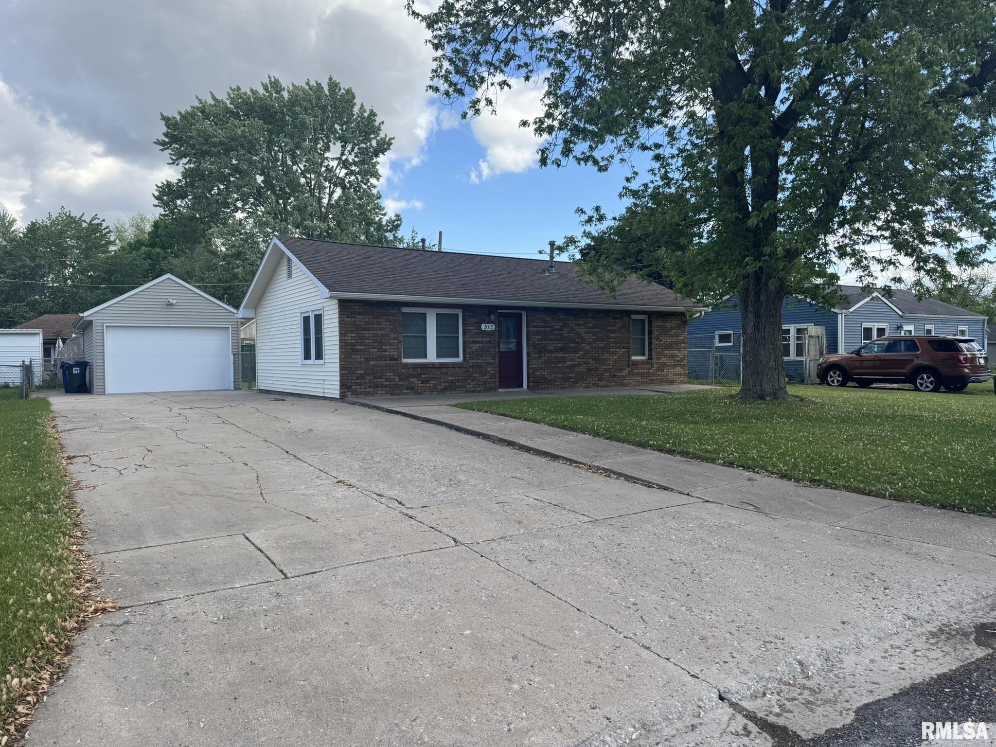 2015 Ridgeview Drive, Davenport, Iowa image 1