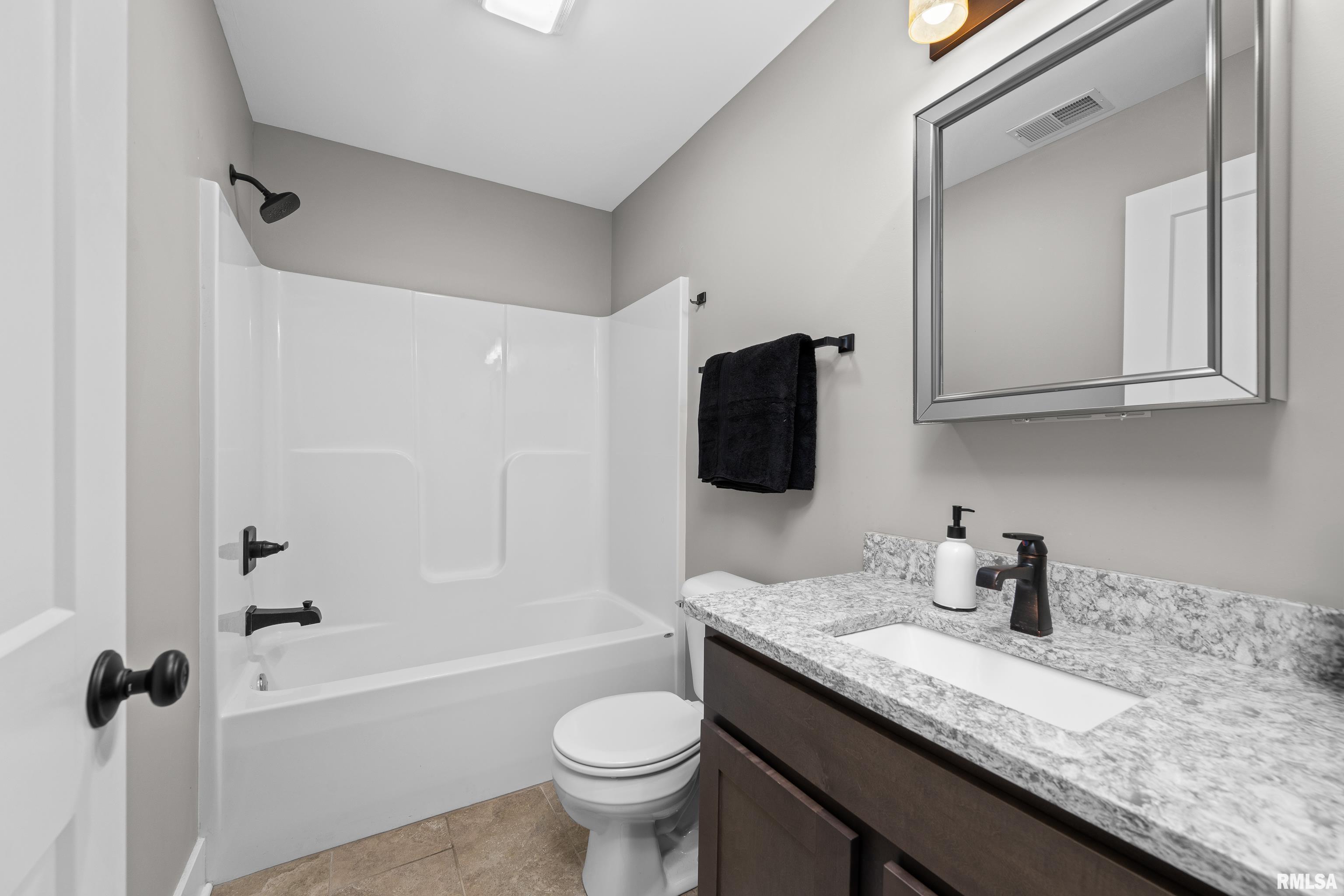 2950 Charissas Place, Bettendorf, Iowa image 16
