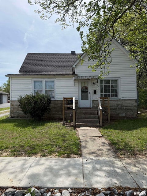 Homes For Sale - 1411 W Walnut Street<br/> Williamson County, Marion, IL 62959