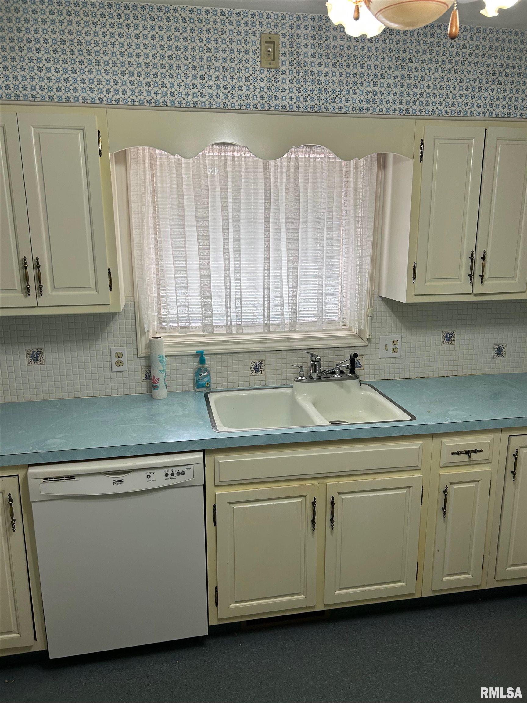 306 E Poplar Street, Taylorville, Illinois image 17