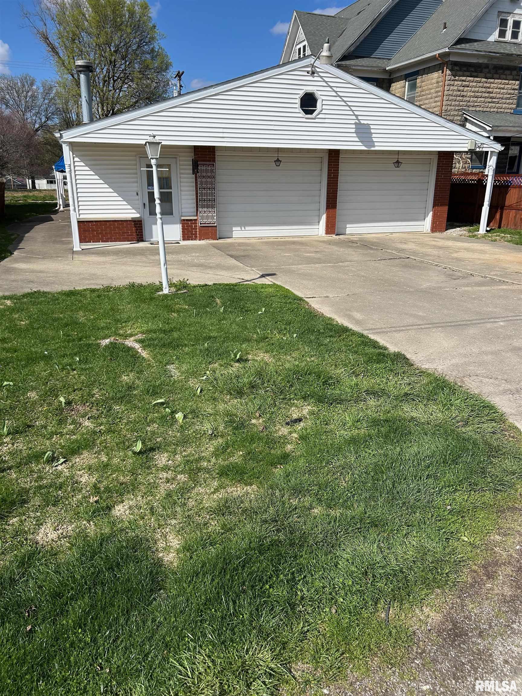 306 E Poplar Street, Taylorville, Illinois image 5