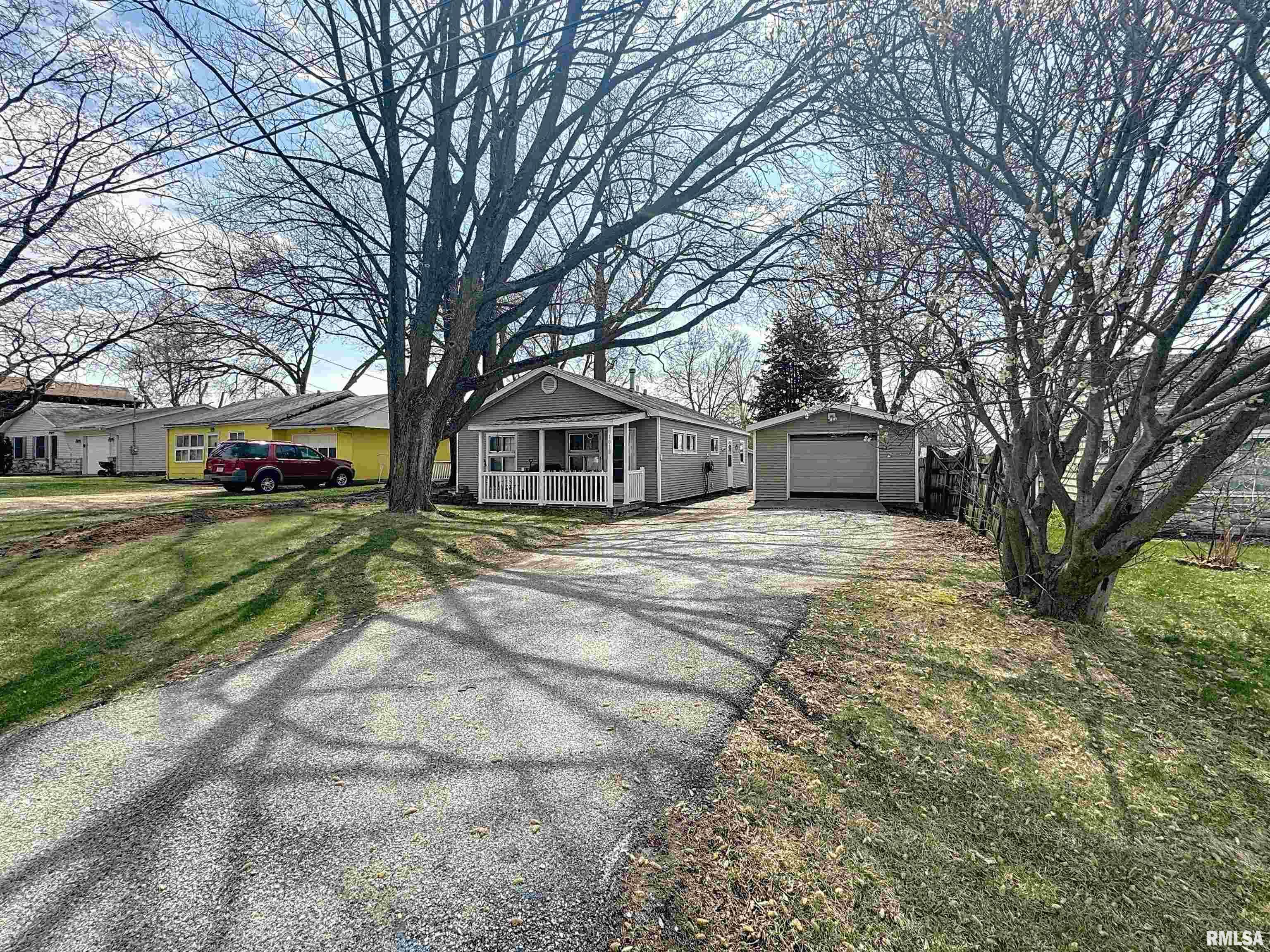 1018 Jones Street, Le Claire, Iowa image 2