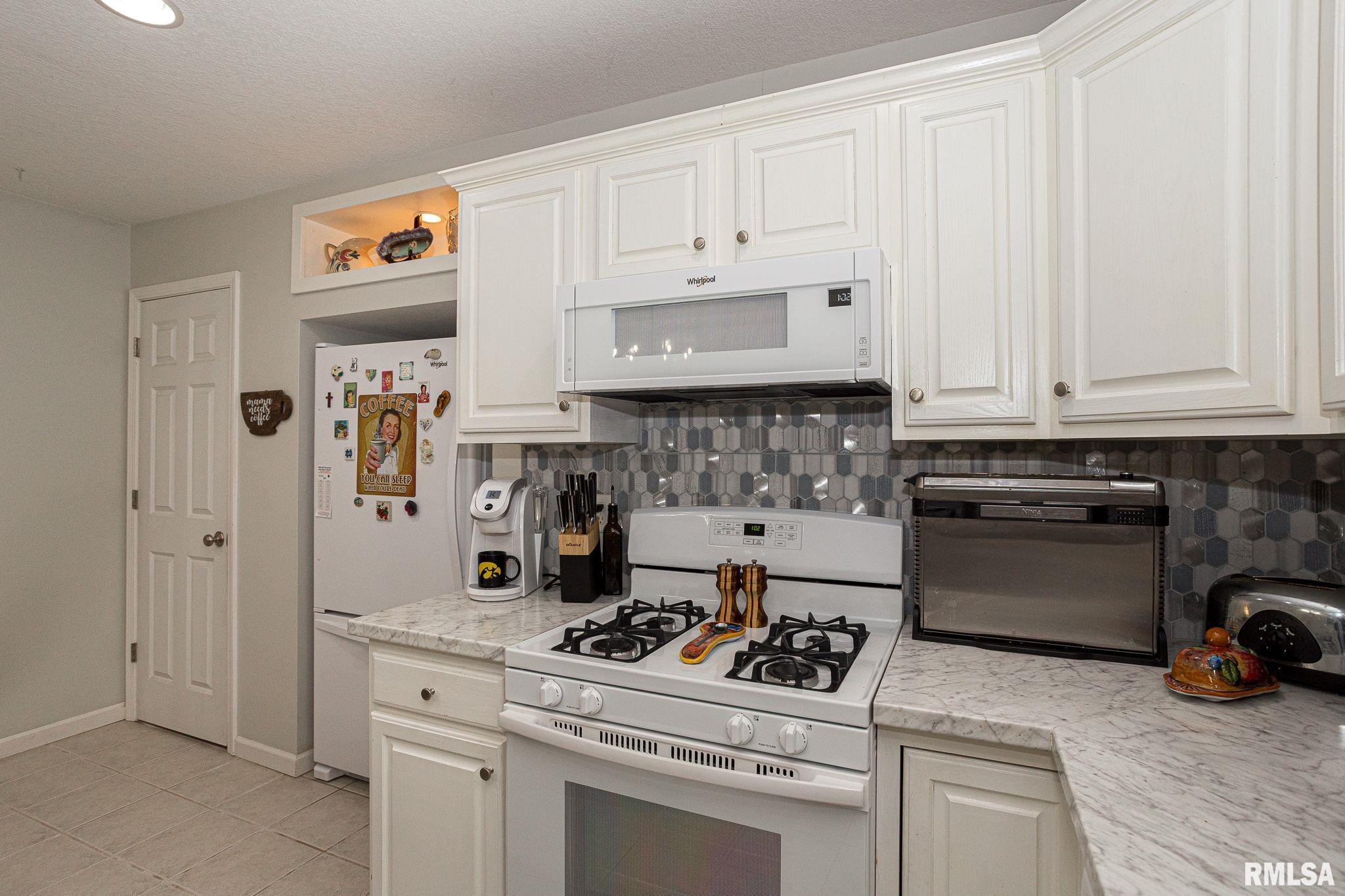 895 Pius Lane, Bettendorf, Iowa image 9