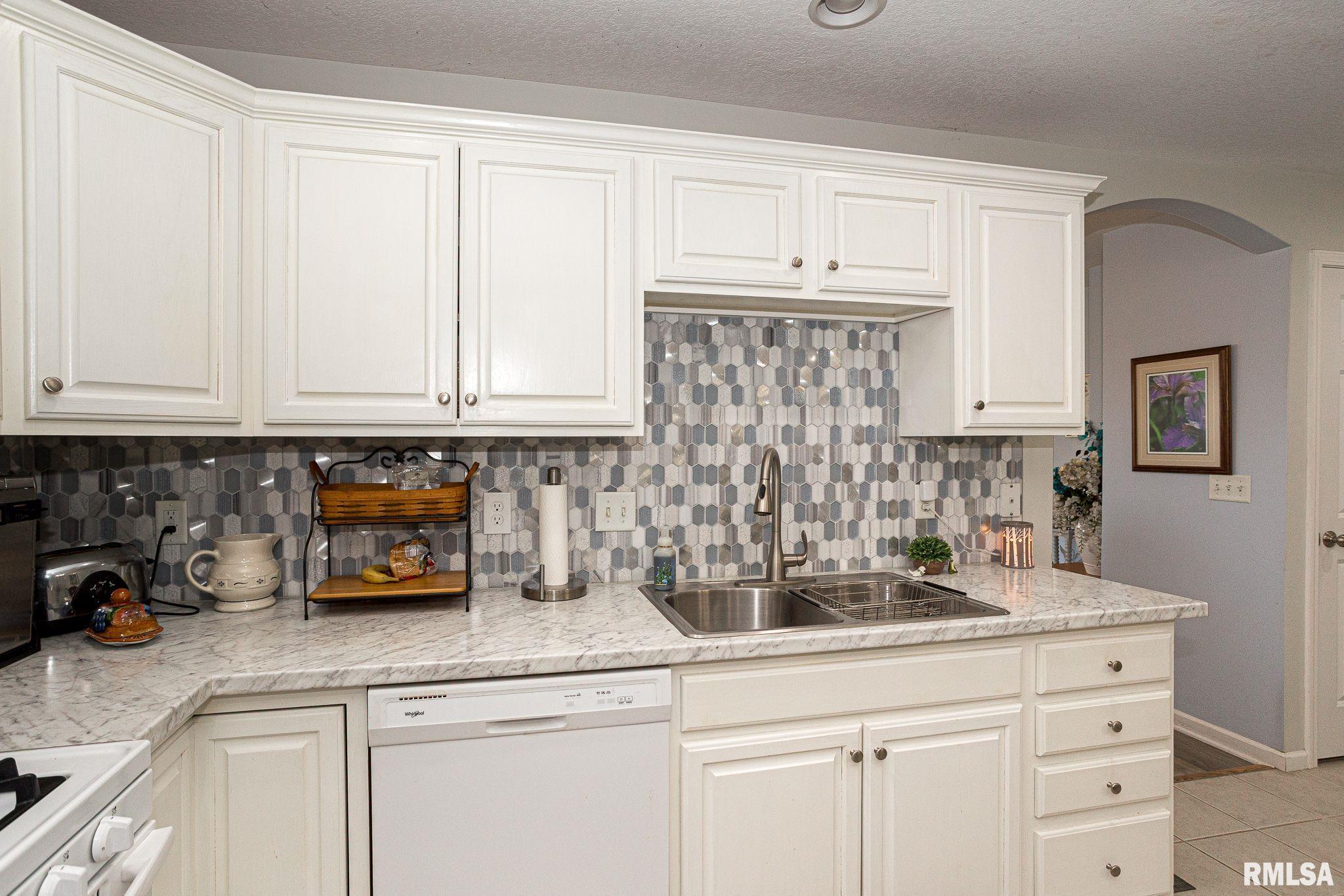 895 Pius Lane, Bettendorf, Iowa image 10