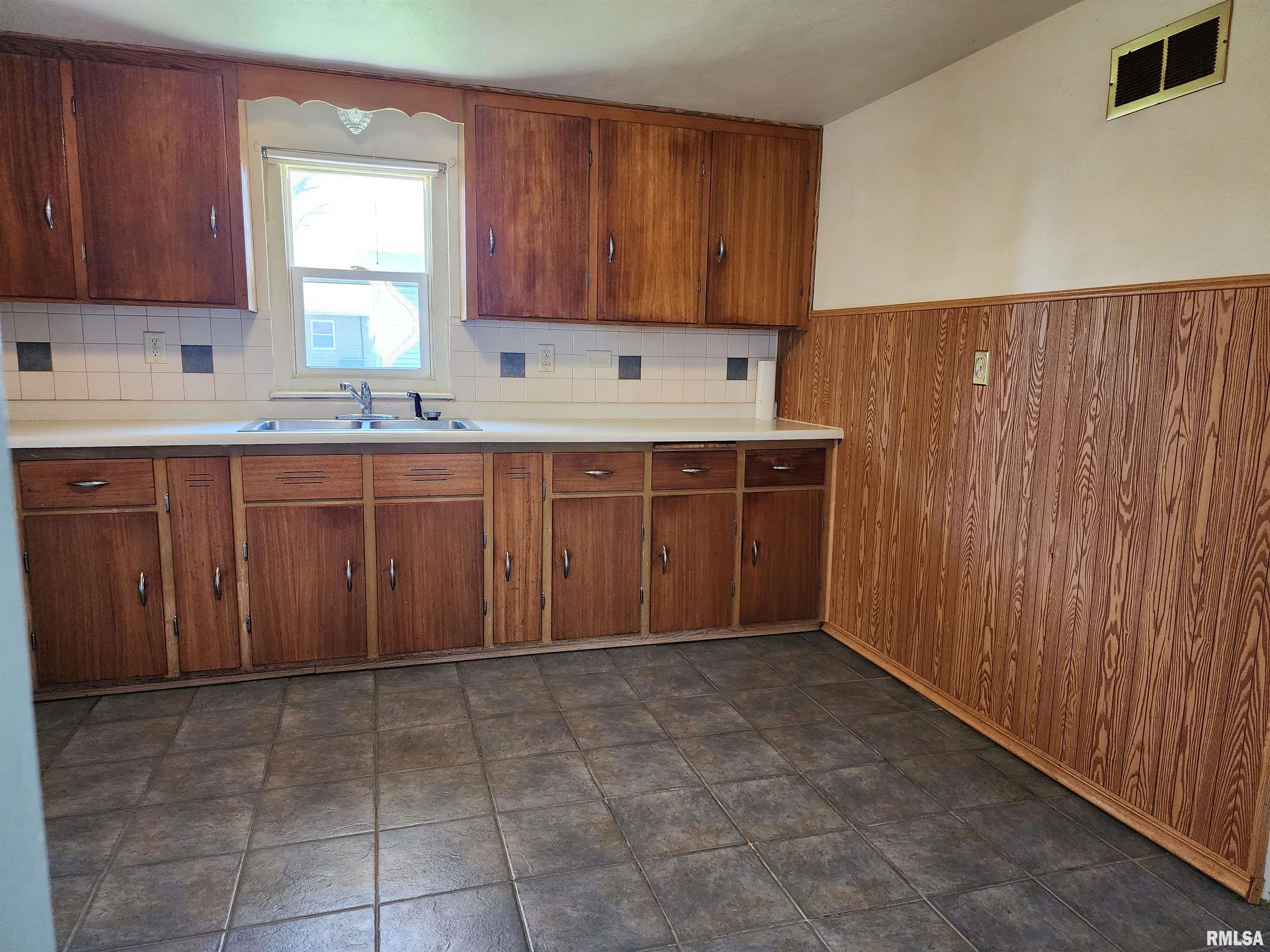 204 E Saint Louis Avenue, Minier, Illinois image 11