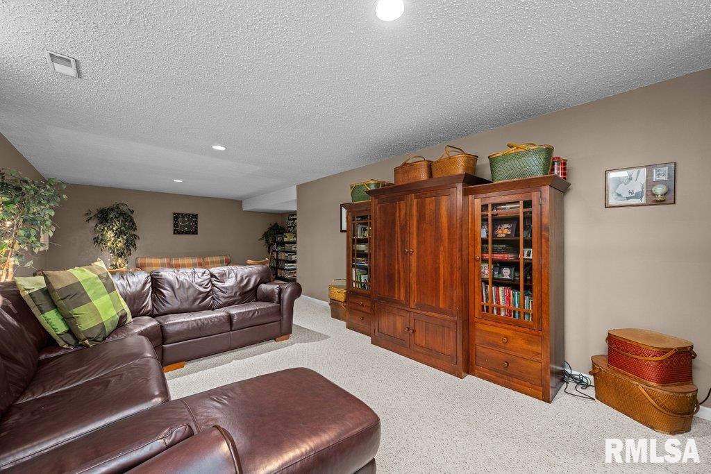 1524 W 46th Place, Davenport, Iowa image 29