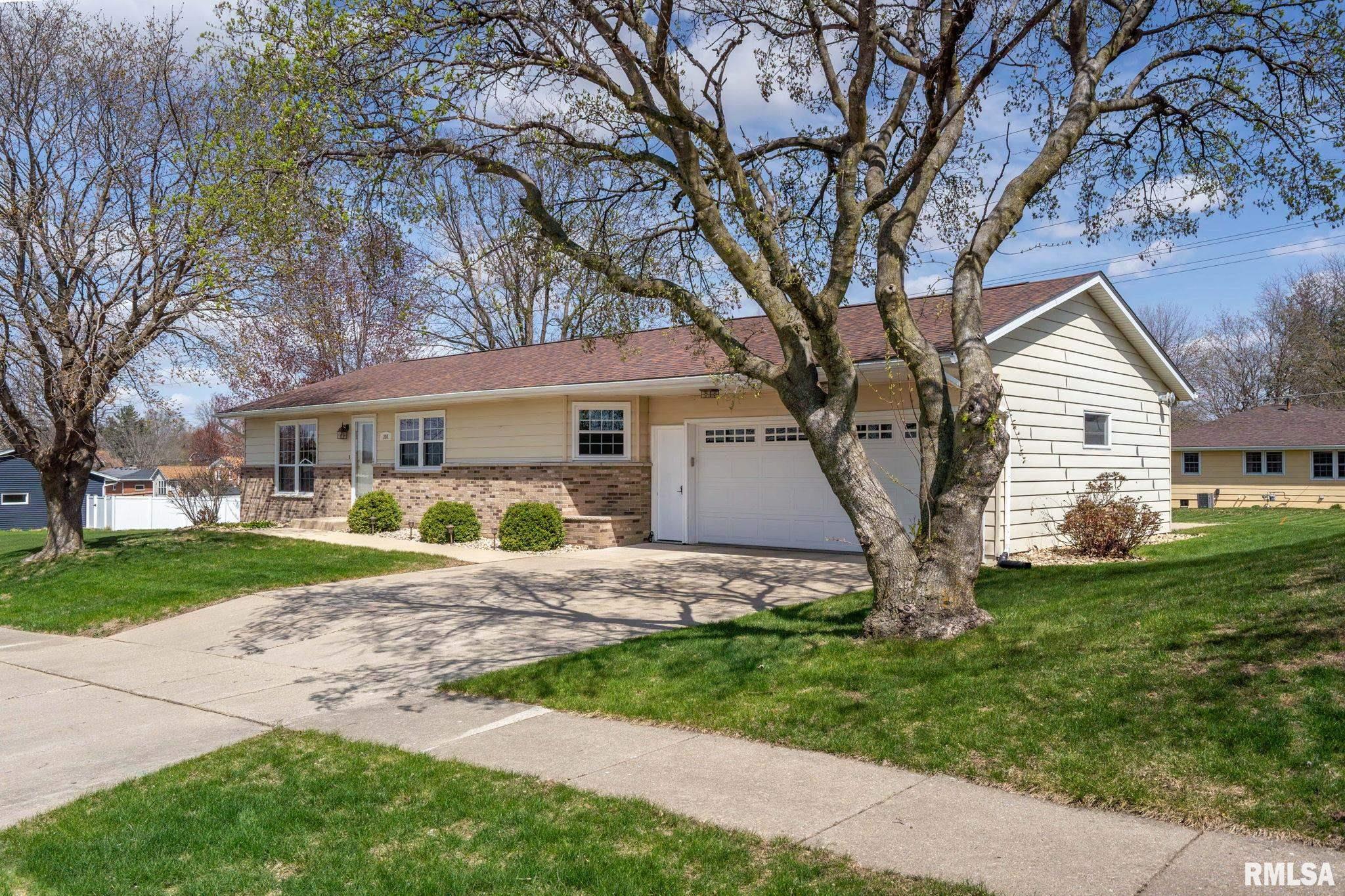 206 13th Avenue, De Witt, Iowa image 2