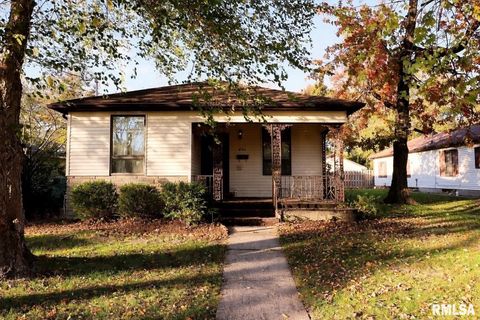 Homes For Sale - 806 E Boulevard Street<br/> Williamson County, Marion, IL 62959
