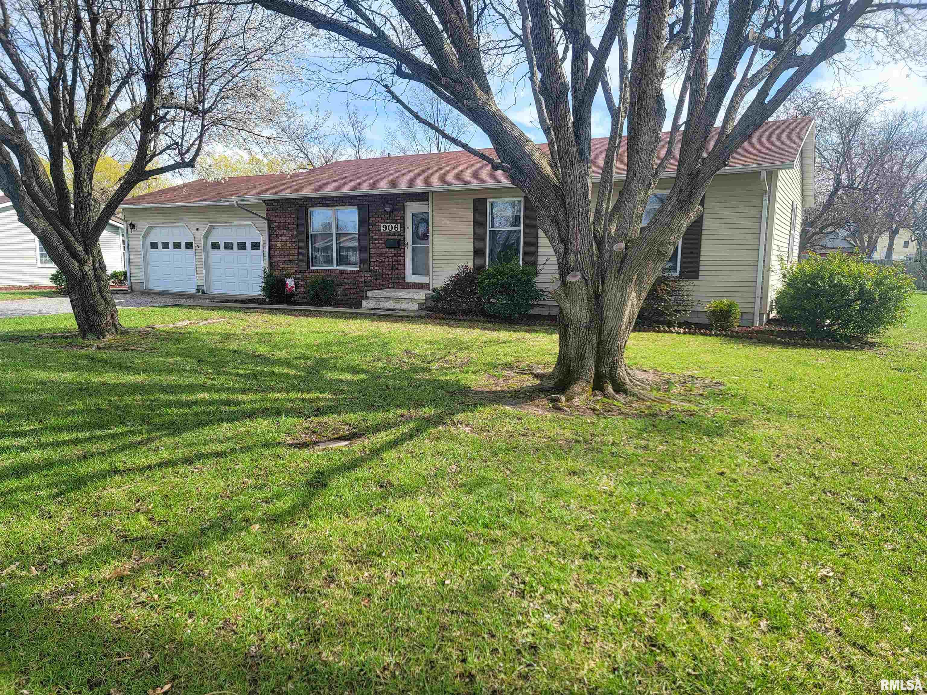 906 Birchwood Avenue, Flora, Illinois image 2