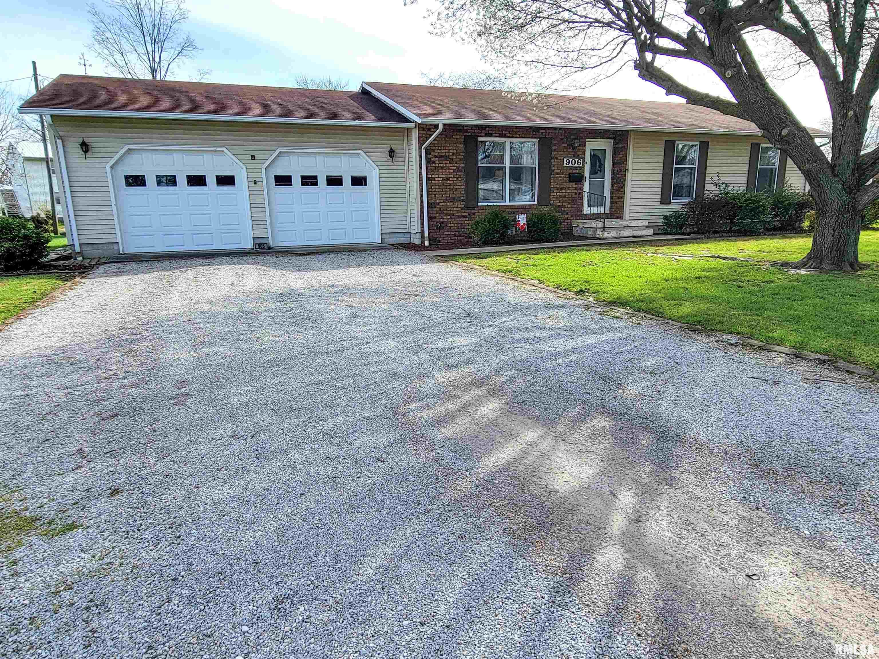 906 Birchwood Avenue, Flora, Illinois image 1