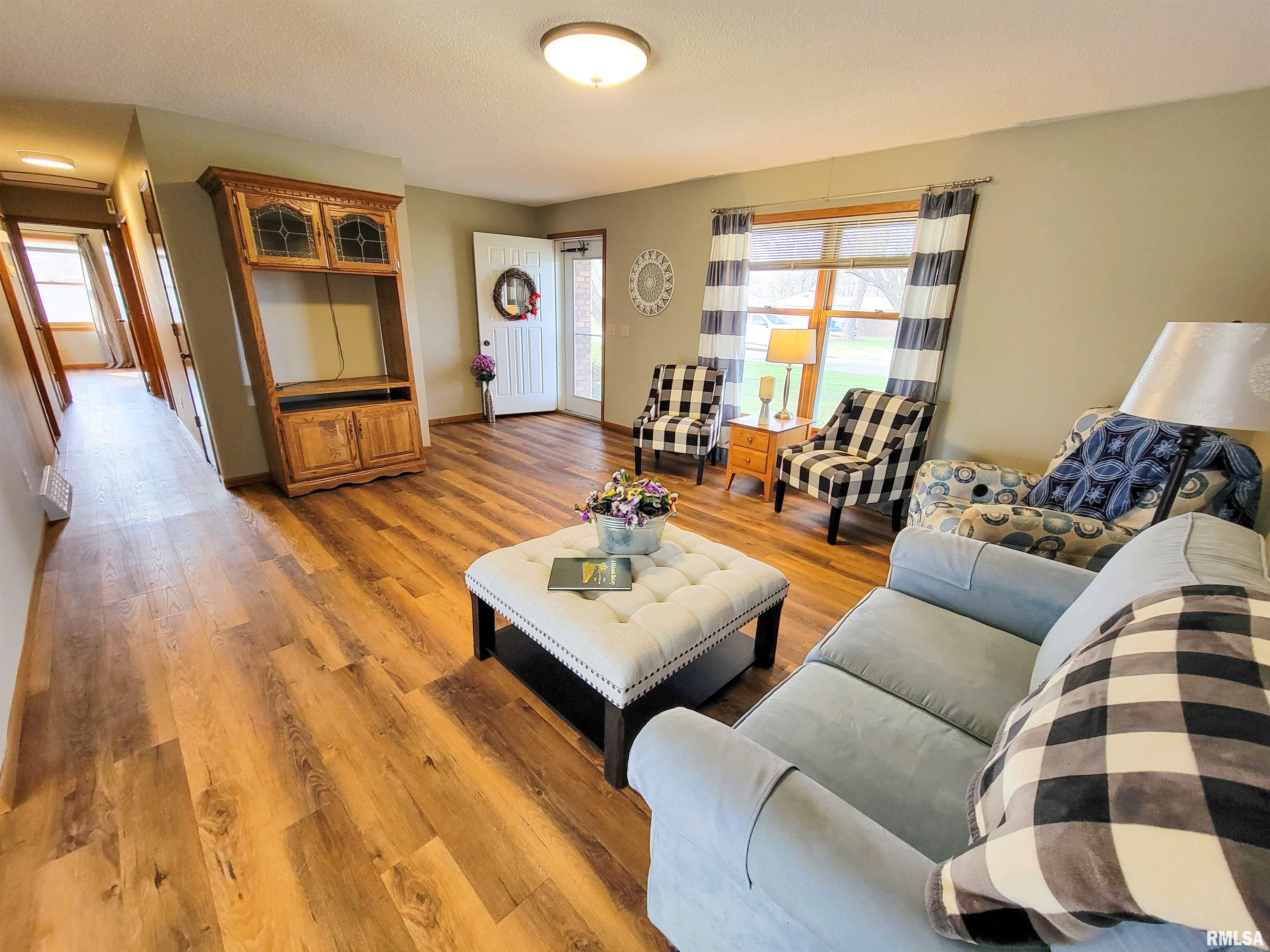 906 Birchwood Avenue, Flora, Illinois image 3