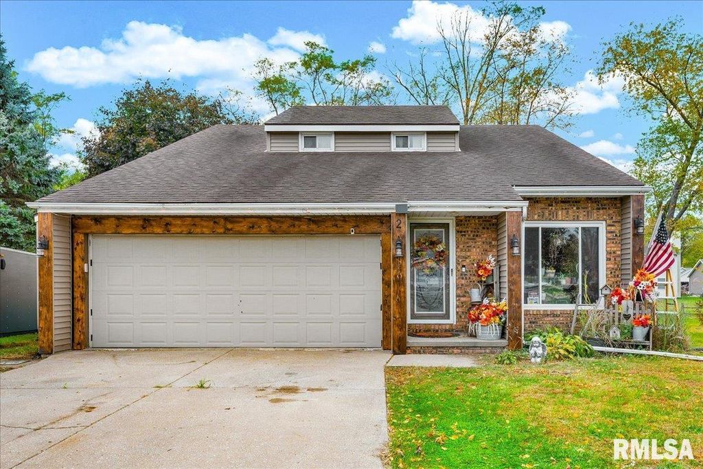 Photo of 2 COUNTRY Lane, East Peoria, IL 61611 (MLS # PA1261964)