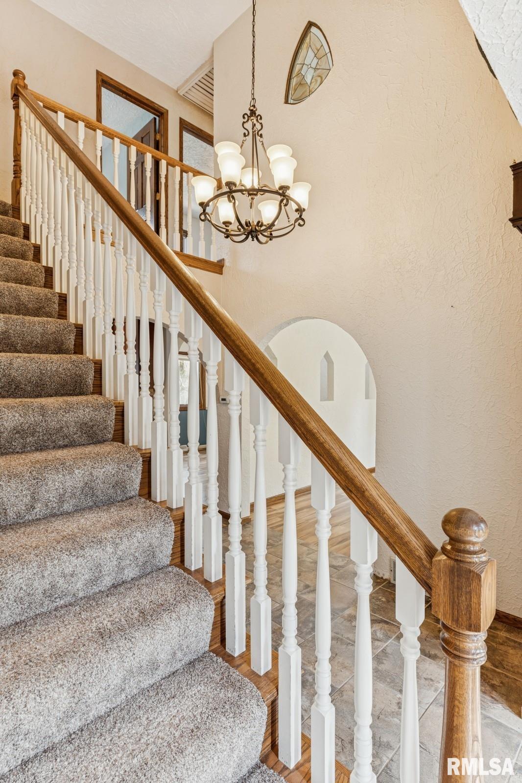 5039 Norwood Drive, Bettendorf, Iowa image 3
