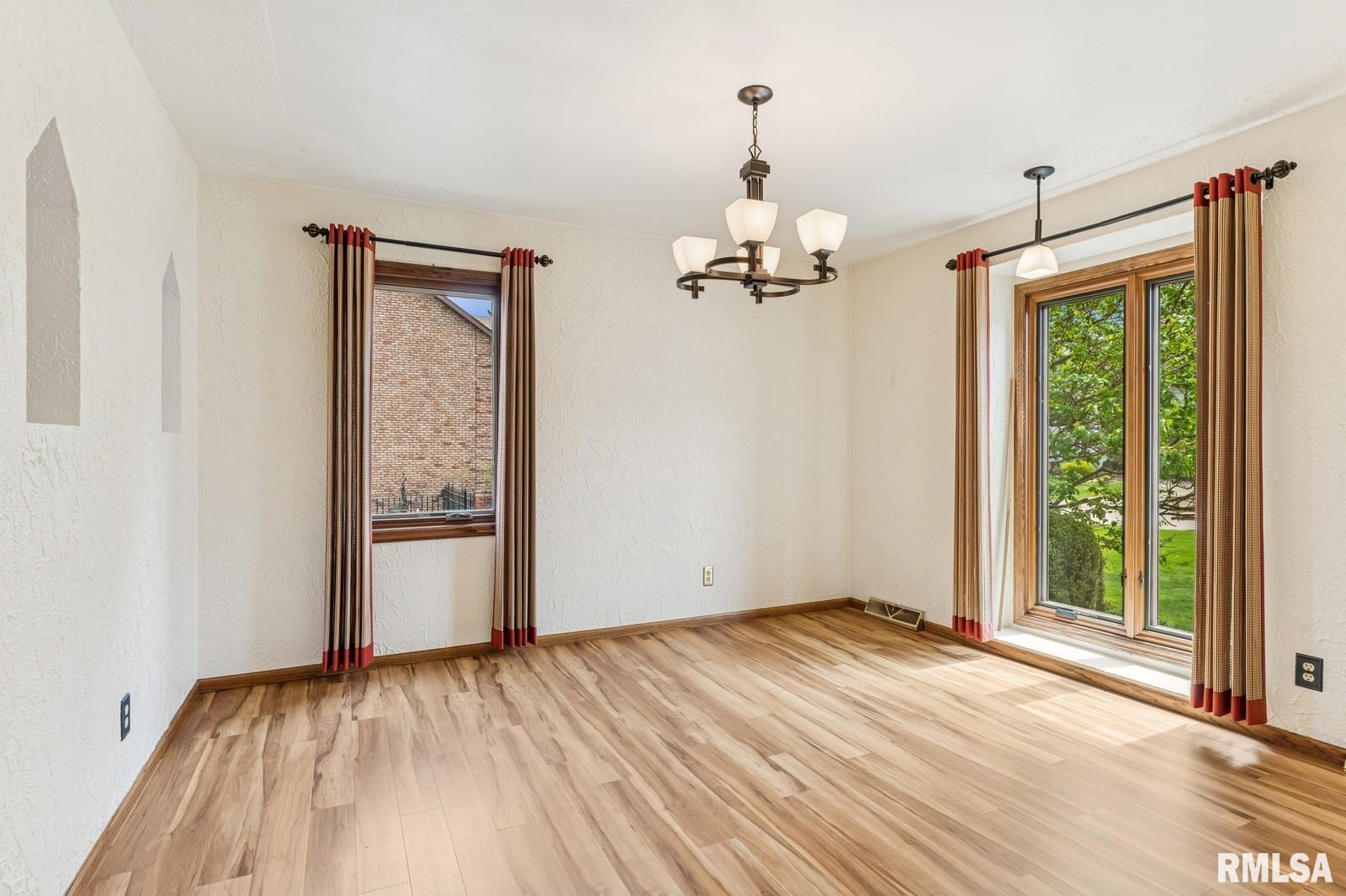 5039 Norwood Drive, Bettendorf, Iowa image 5
