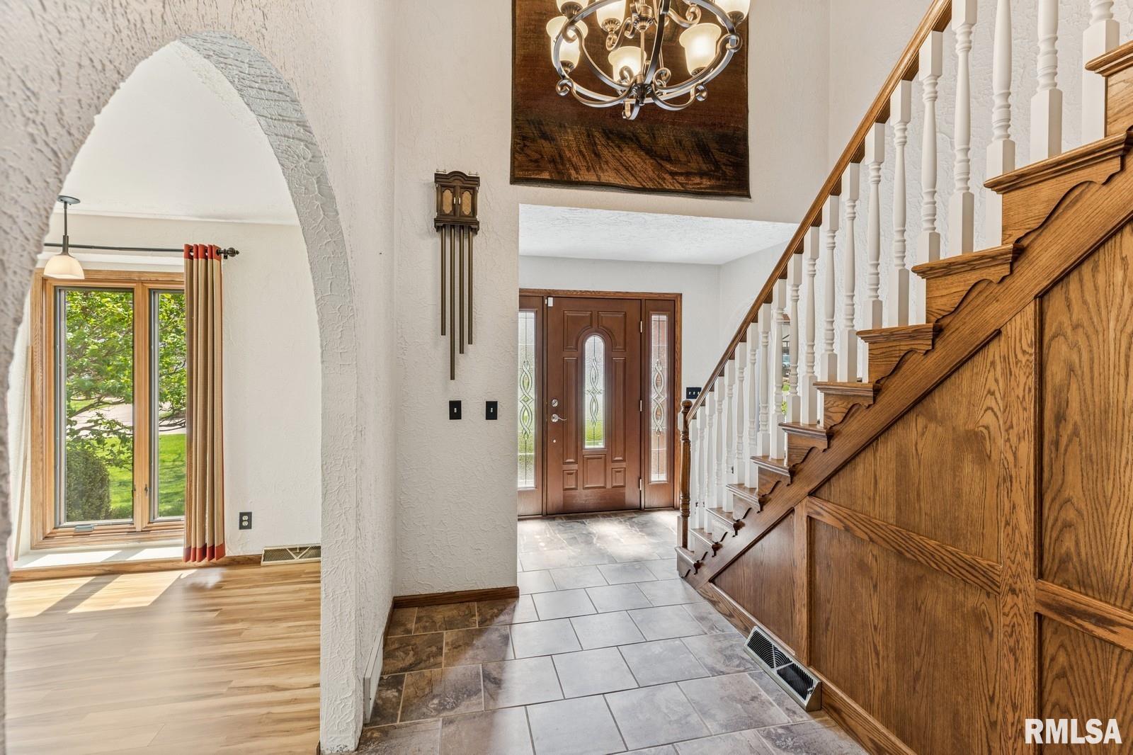 5039 Norwood Drive, Bettendorf, Iowa image 4