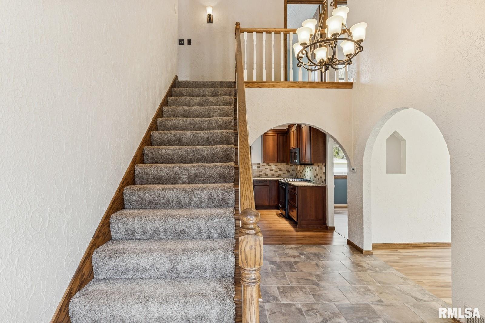 5039 Norwood Drive, Bettendorf, Iowa image 2