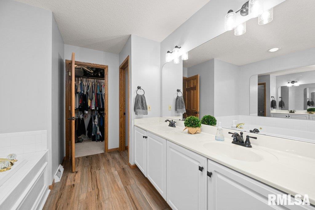1459 Plum Tree Road, Bettendorf, Iowa image 17