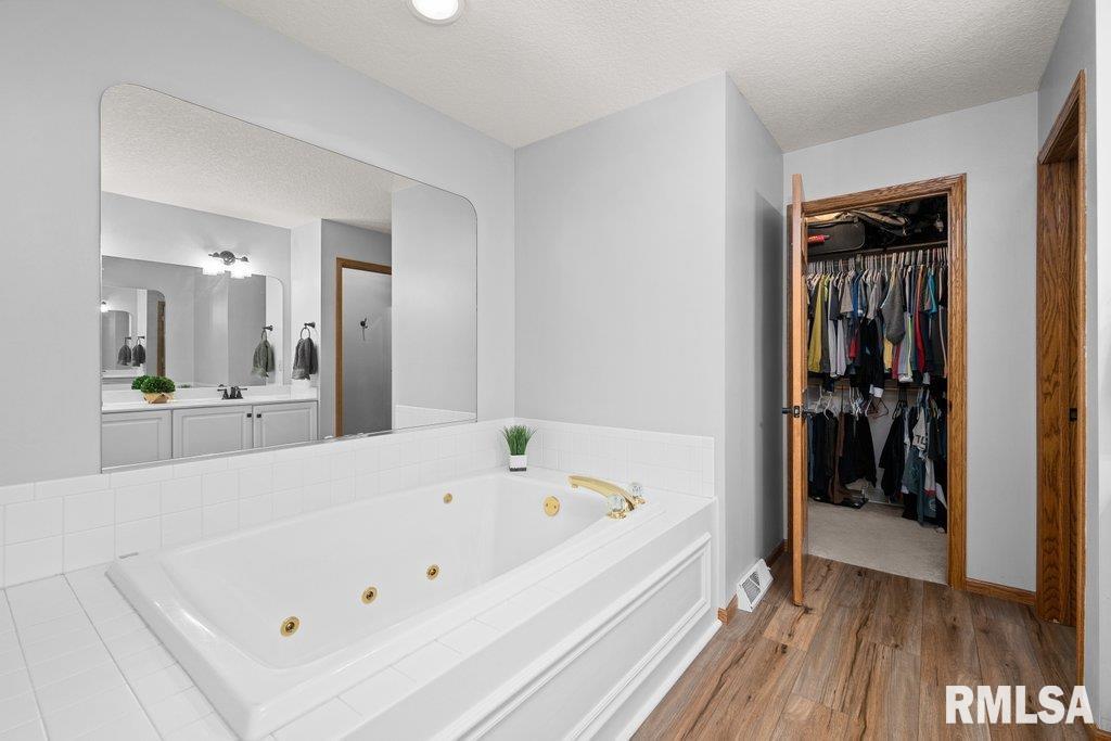 1459 Plum Tree Road, Bettendorf, Iowa image 18