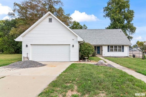 Homes For Rent - 113 W Walnut Street<br/> Chatham, IL 62629