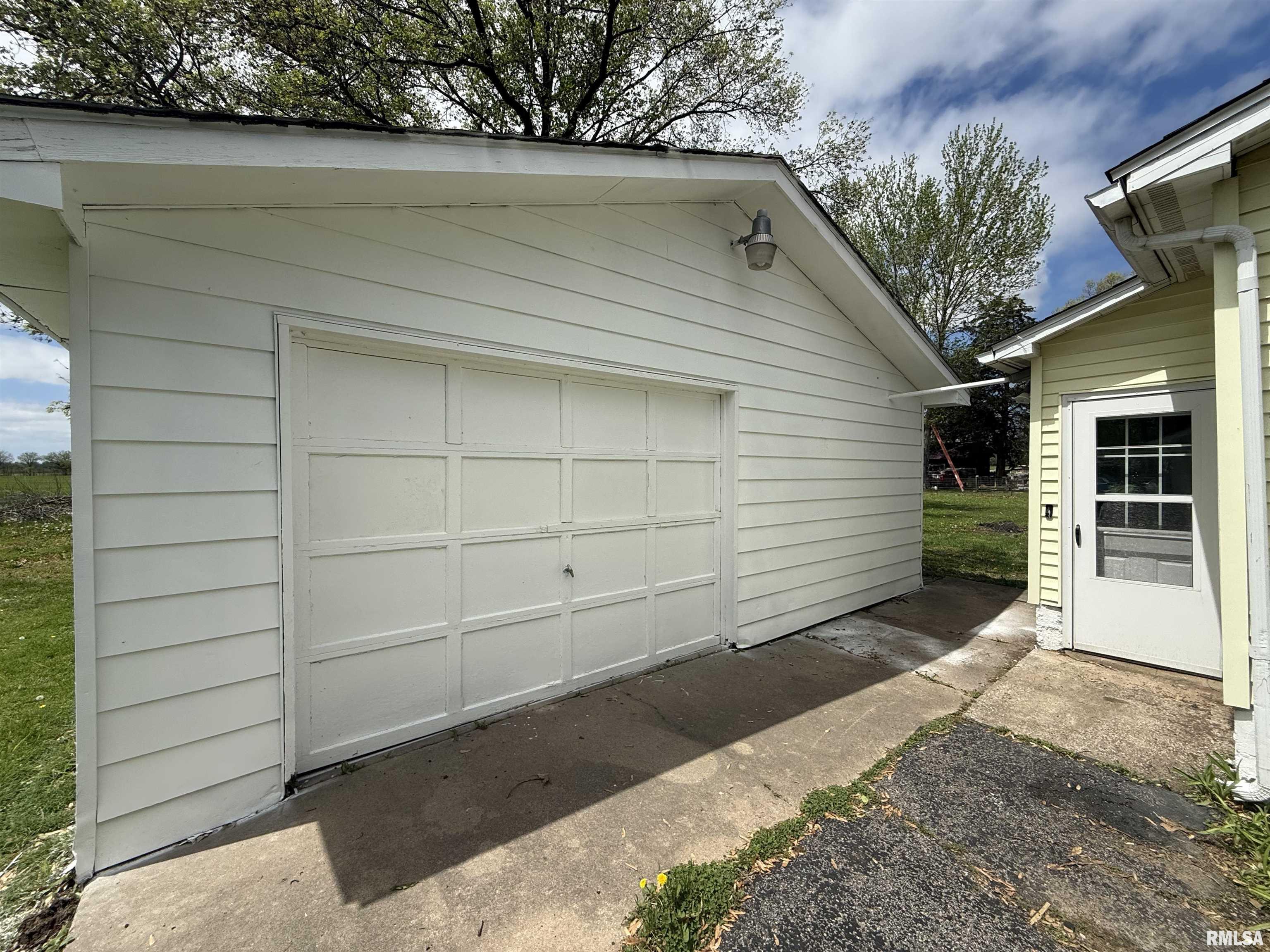 531 N Bush Avenue, Hurst, Illinois image 22