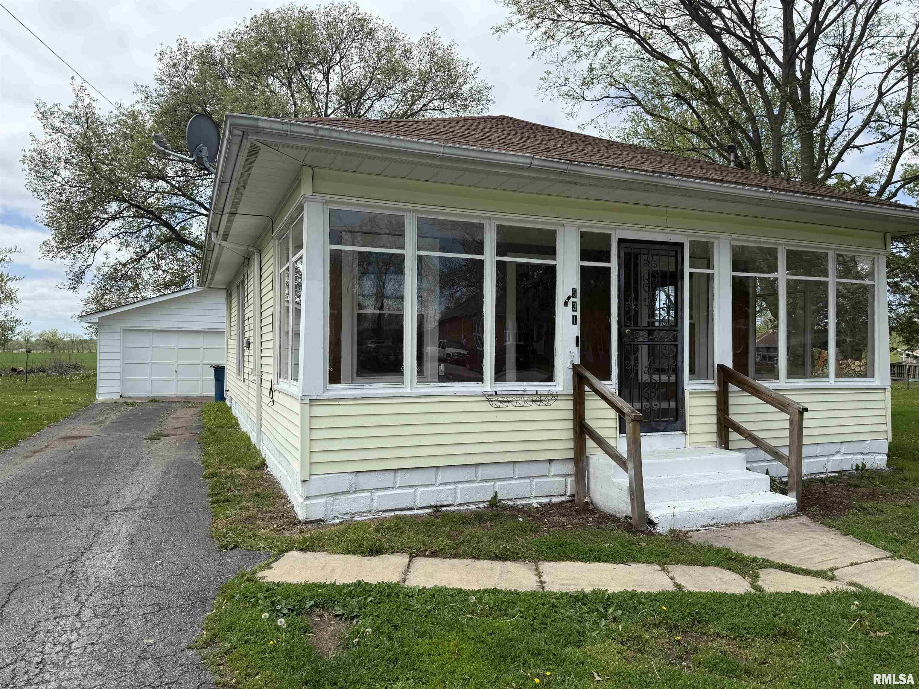 531 N Bush Avenue, Hurst, Illinois image 2