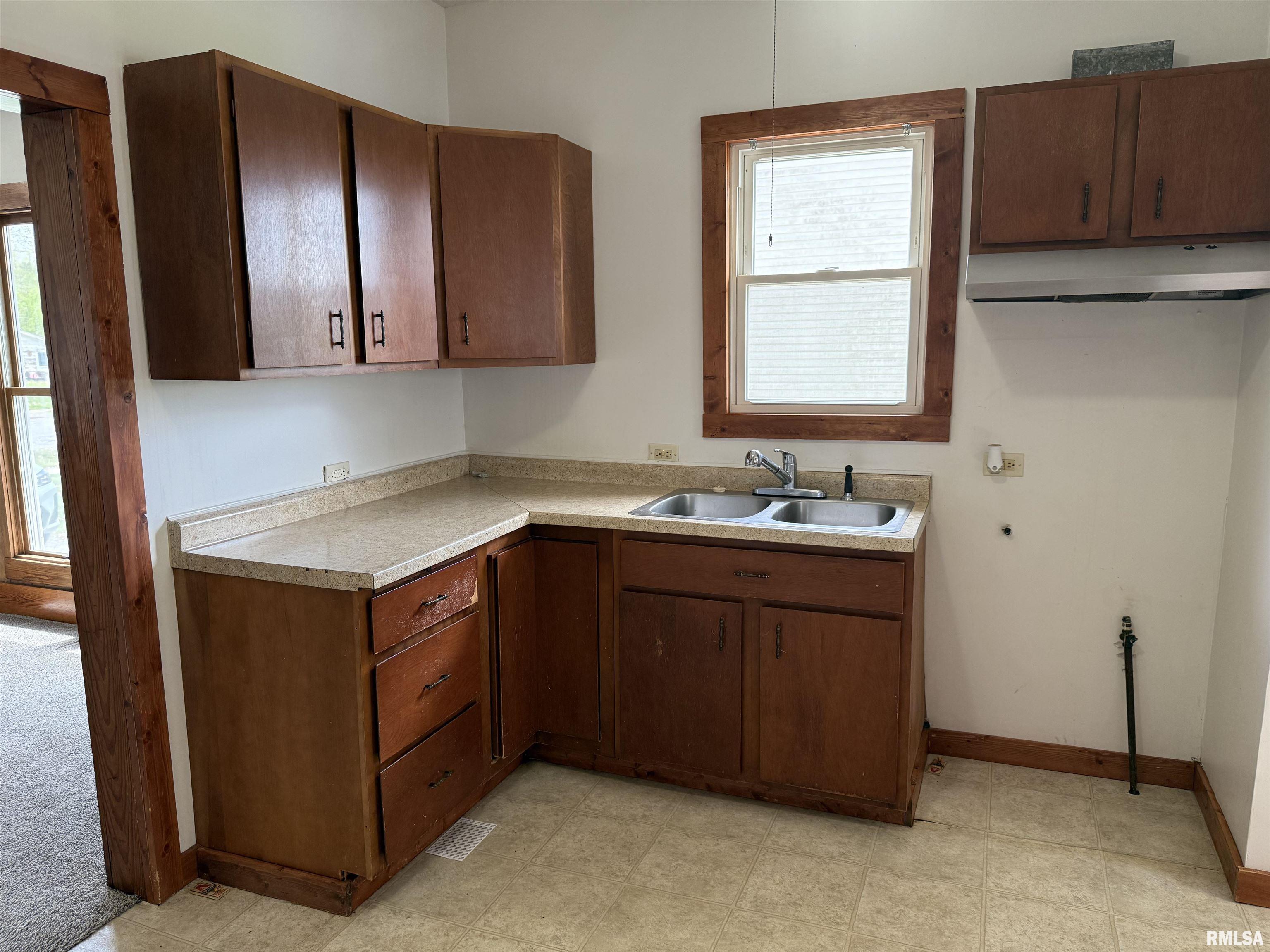 531 N Bush Avenue, Hurst, Illinois image 10
