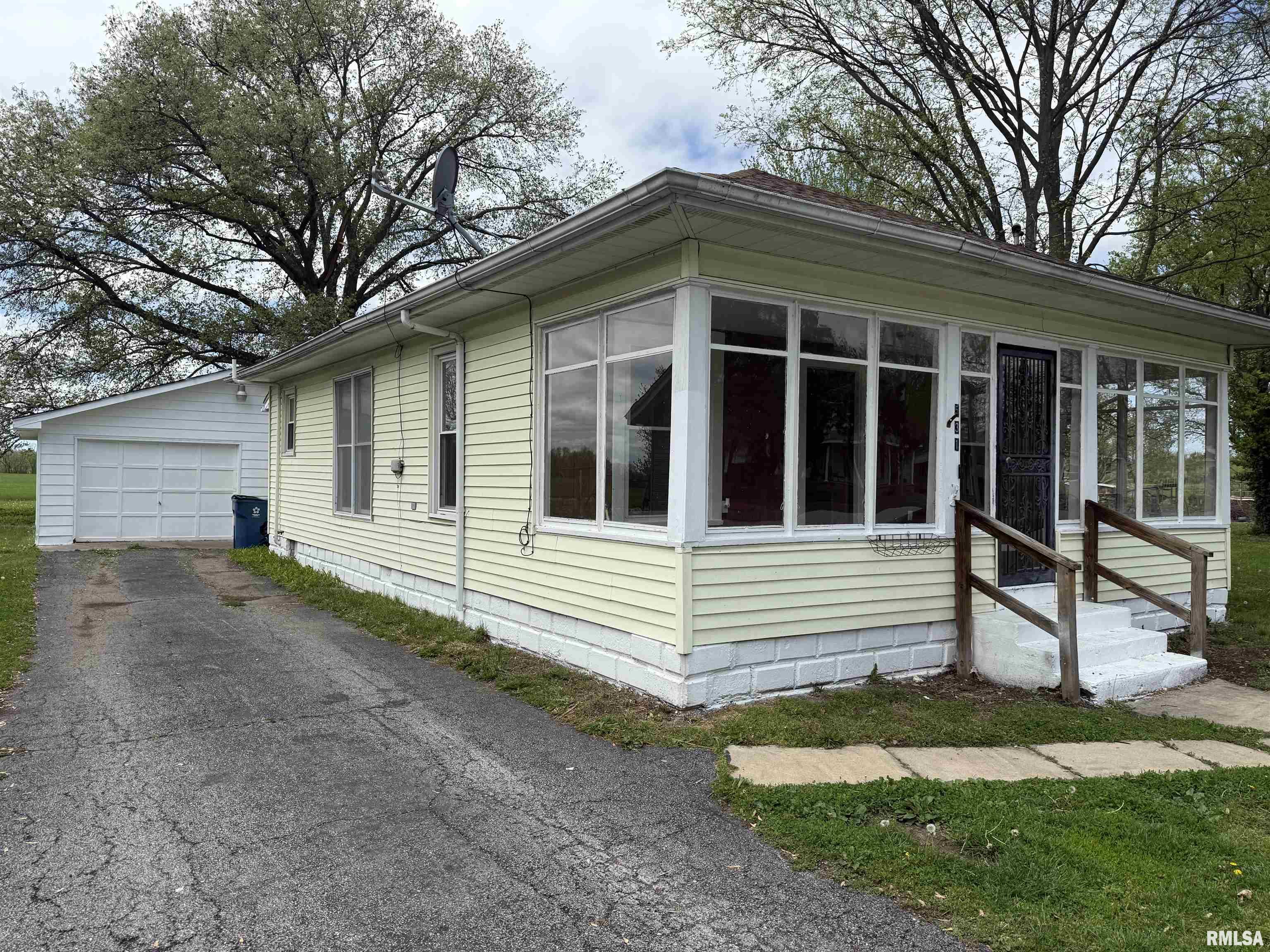 531 N Bush Avenue, Hurst, Illinois image 1