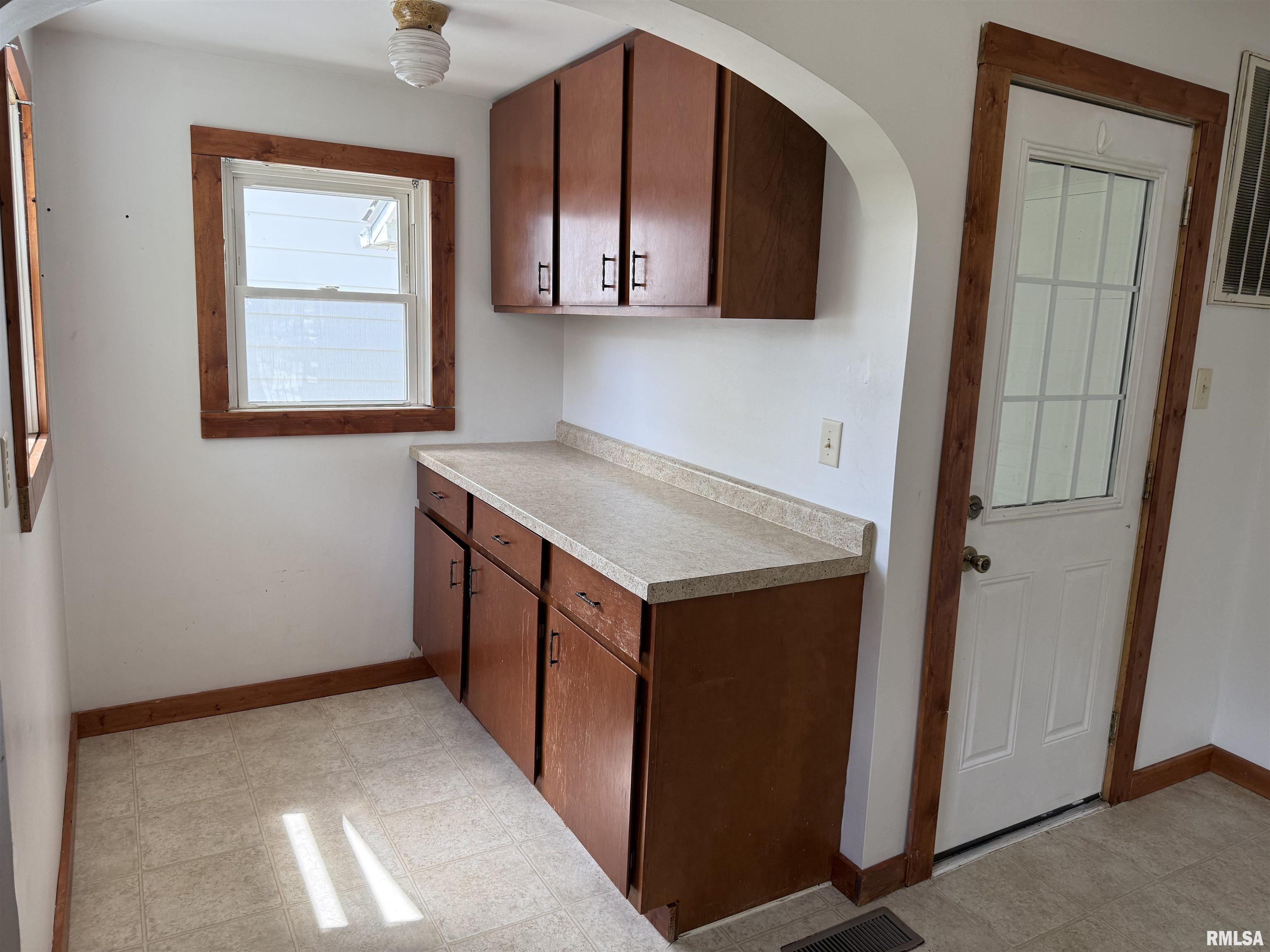 531 N Bush Avenue, Hurst, Illinois image 11