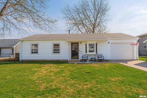 Homes For Sale - 323 Nugent Place<br/> Logan County, Lincoln, IL 62656