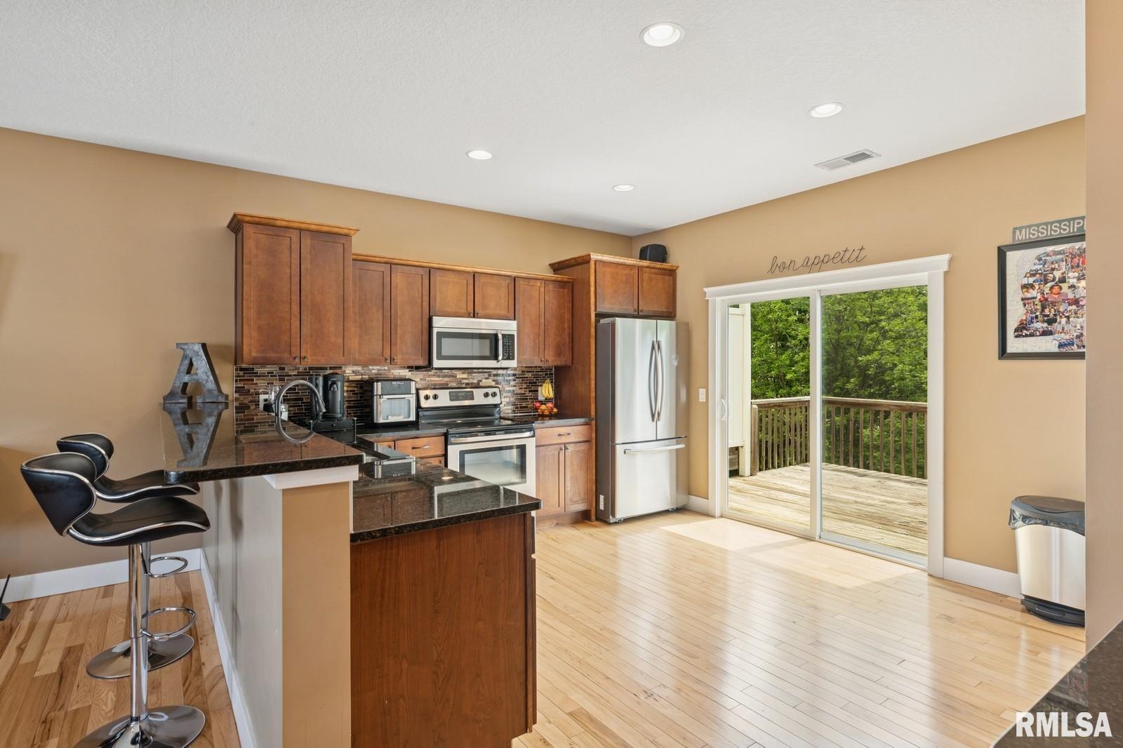 725 Cox Court, Le Claire, Iowa image 9
