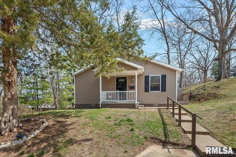 Homes For Sale - 324 W Harris Street<br/> Petersburg, IL 62675