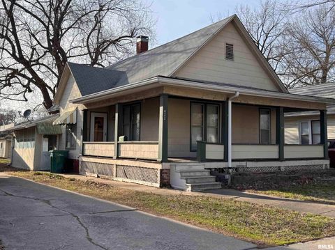 Homes For Sale - 422 N Randolph Street<br/> Macomb, IL 61455
