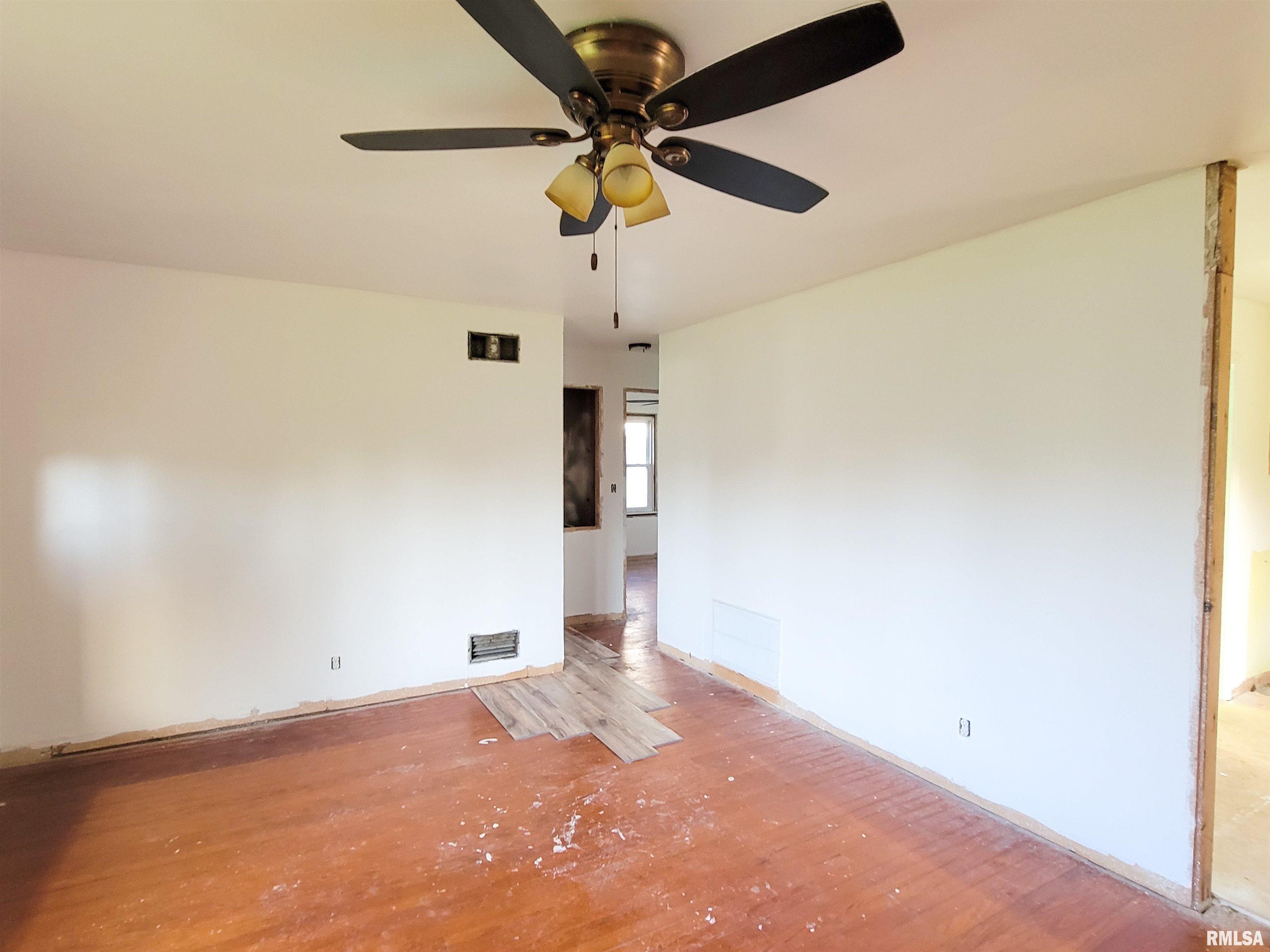 225 Hickory Street, Flora, Illinois image 33