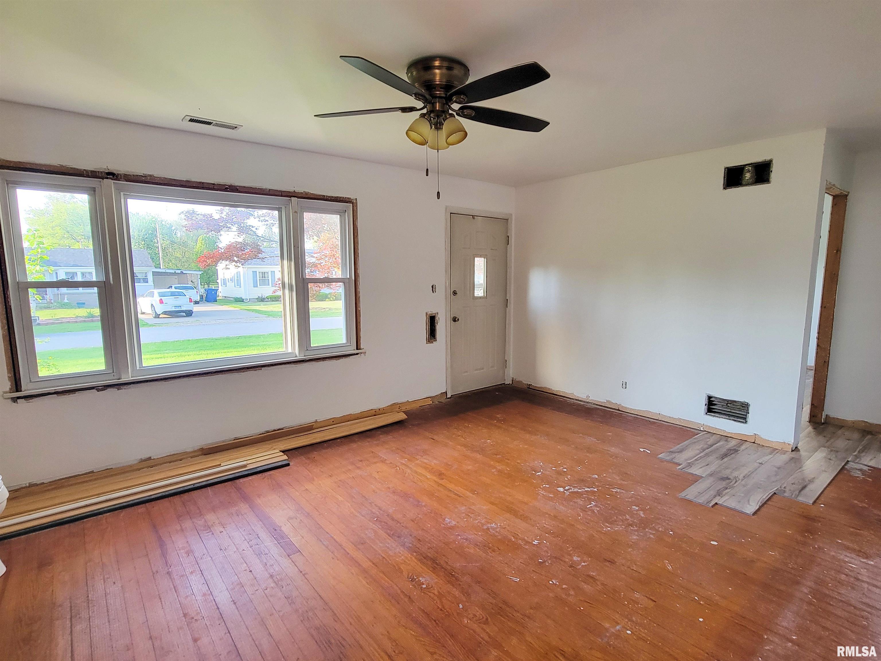 225 Hickory Street, Flora, Illinois image 8
