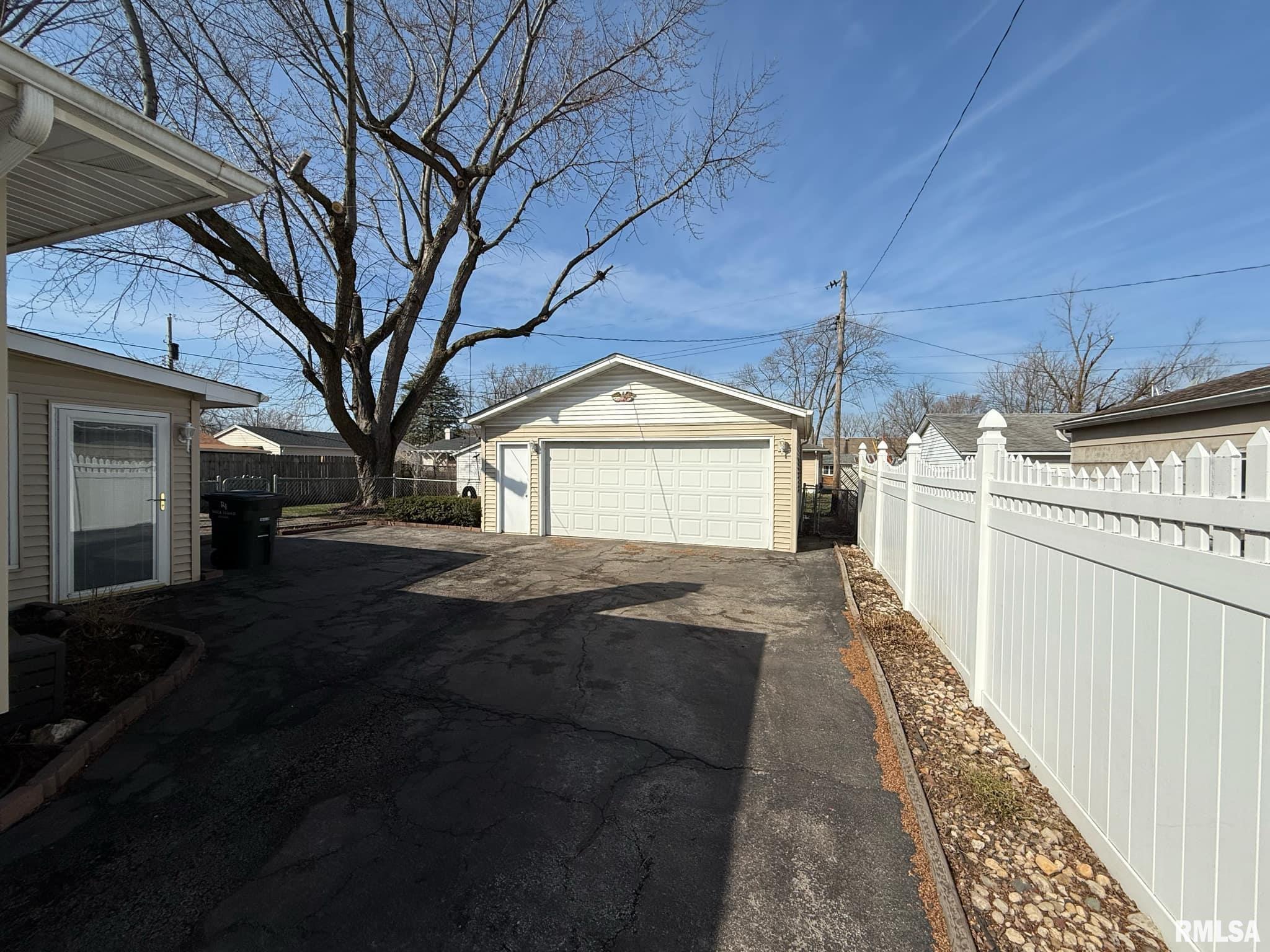 7910 9th Street West, Rock Island, Illinois image 3