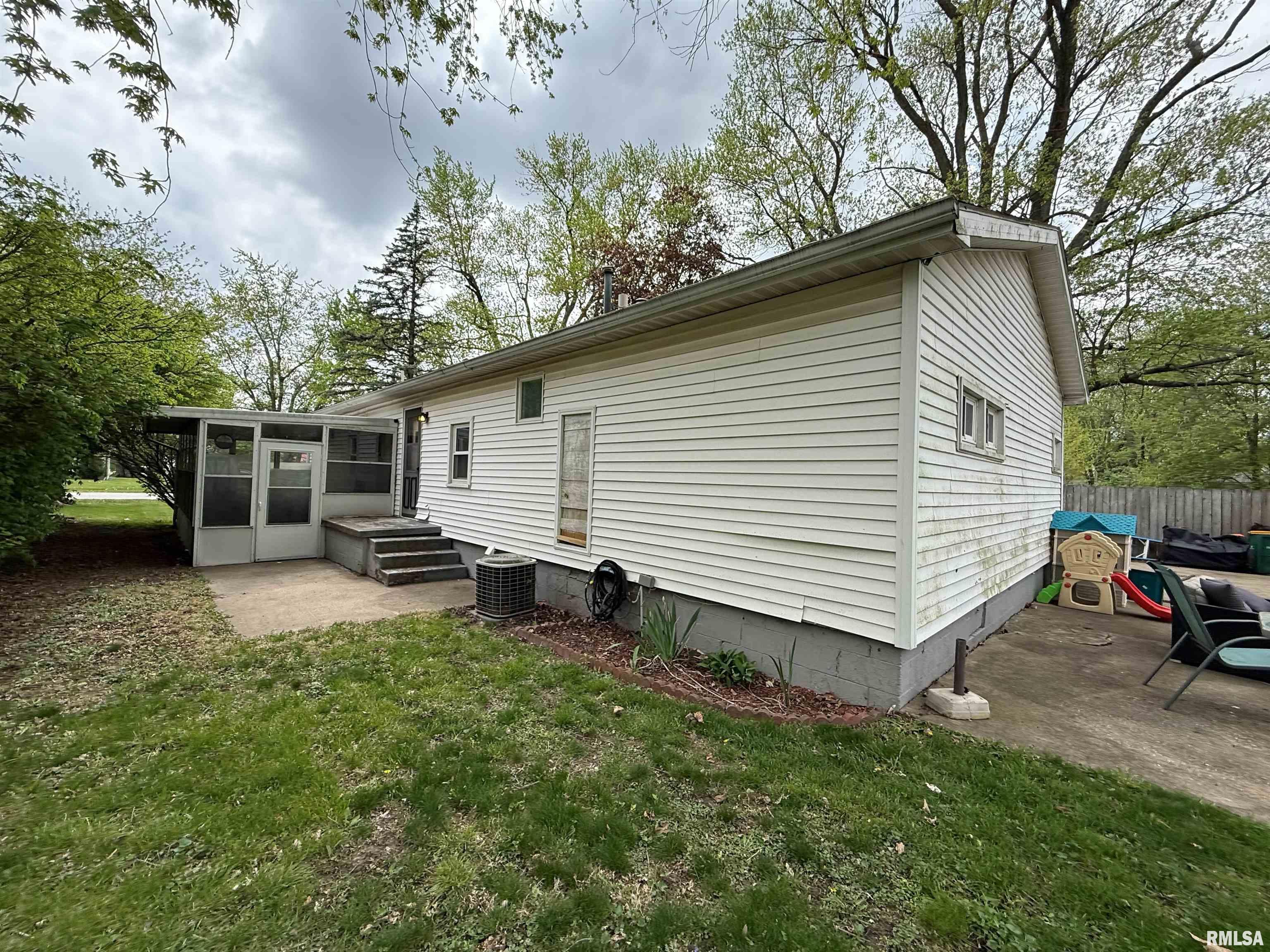 1320 E Wheeler Street, Macomb, Illinois image 4