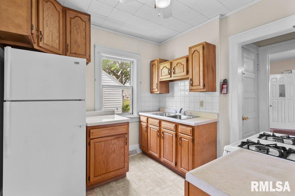 546 21st Avenue, Moline, Illinois image 13