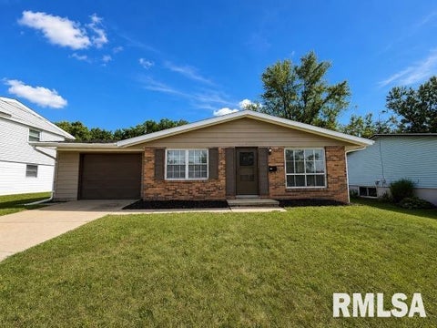 Homes For Rent - 2220 W Kensington Drive<br/> Peoria, IL 61614