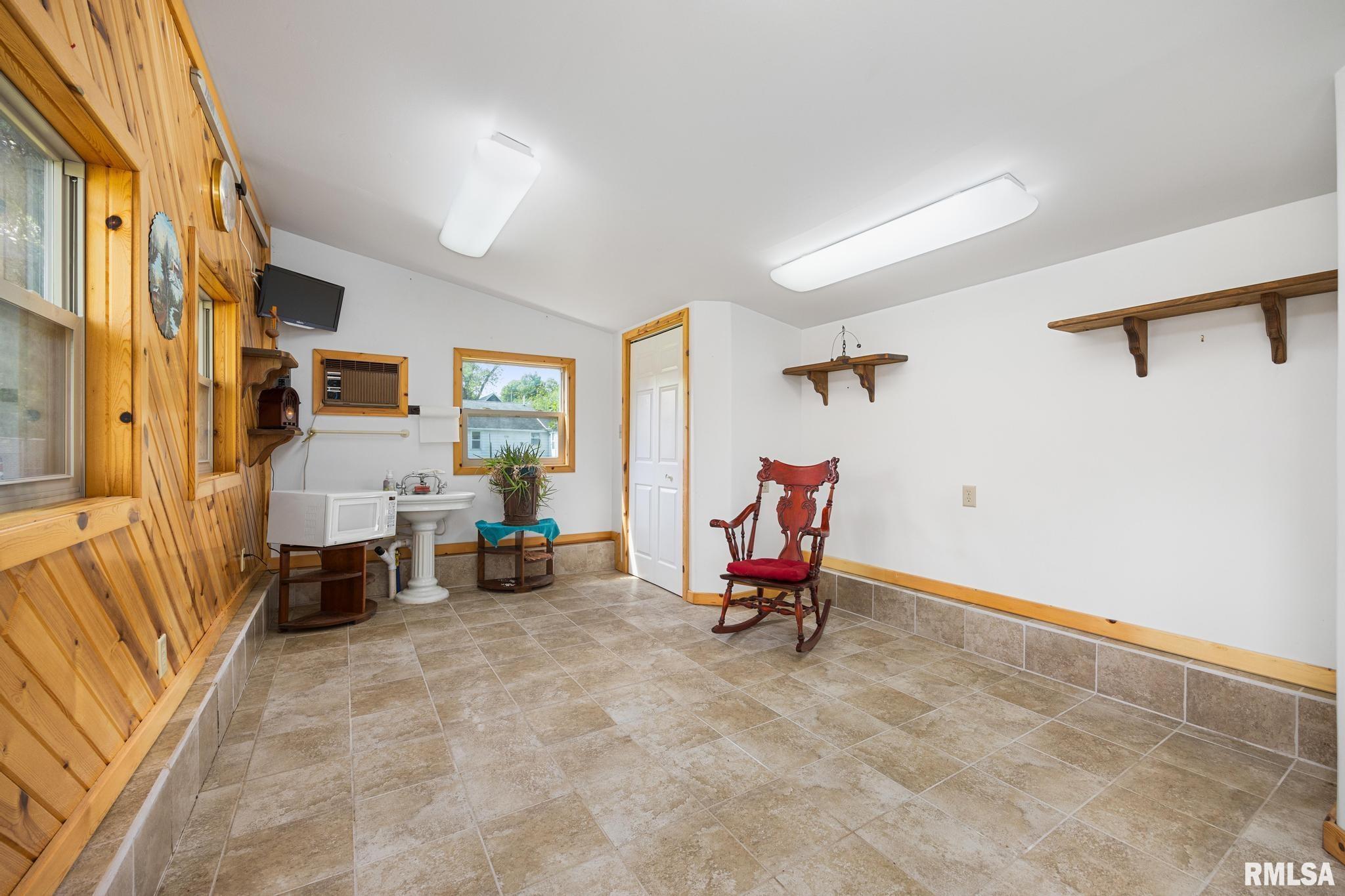 105 S Spruce Street, Delavan, Illinois image 17