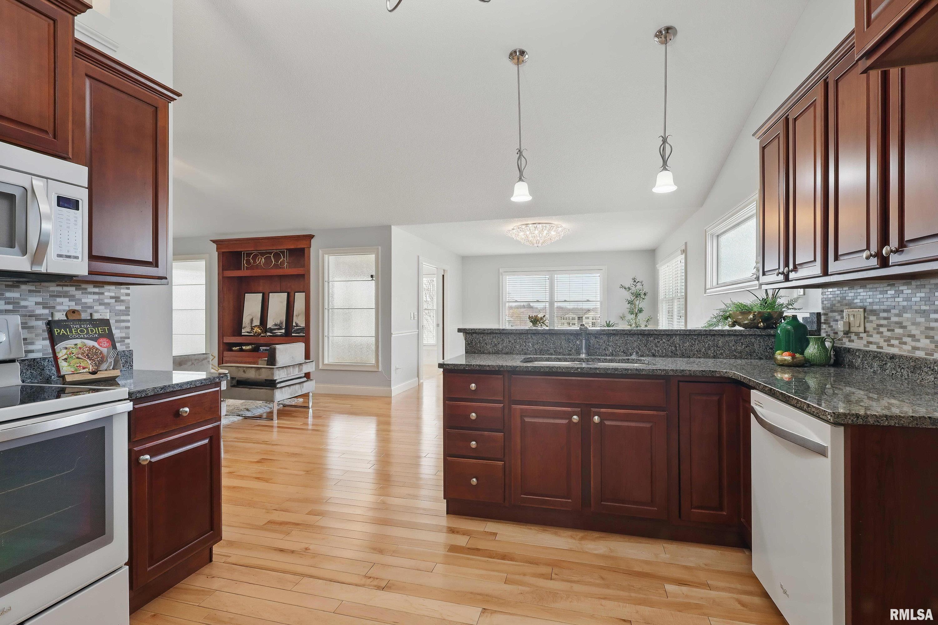 5588 Cavan Crossing, Bettendorf, Iowa image 13