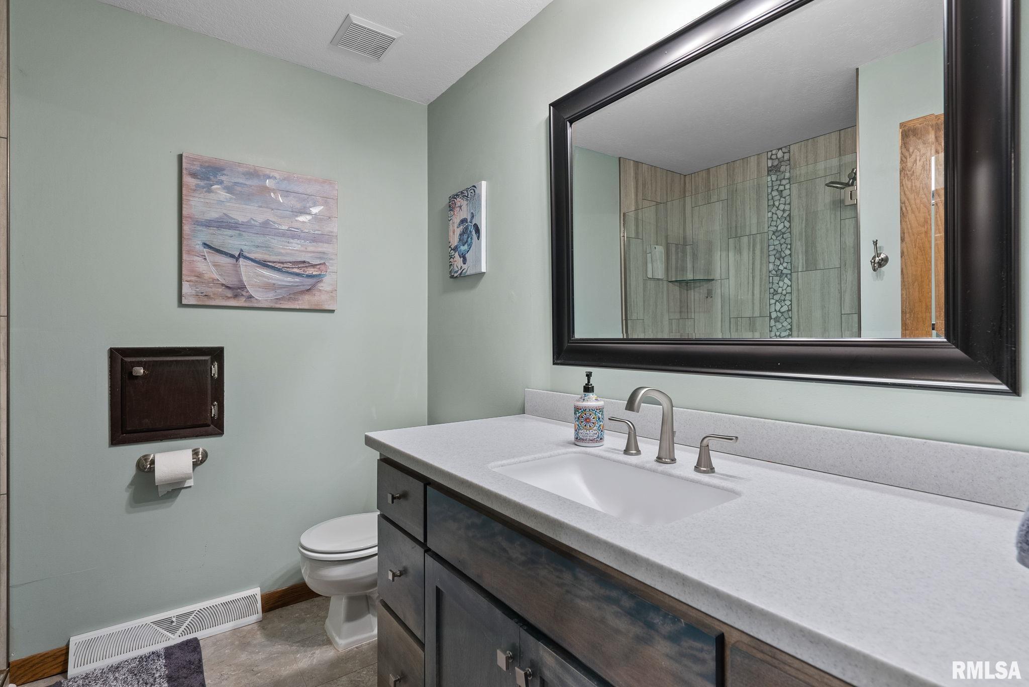 1430 Terrace Park Drive, Bettendorf, Iowa image 16